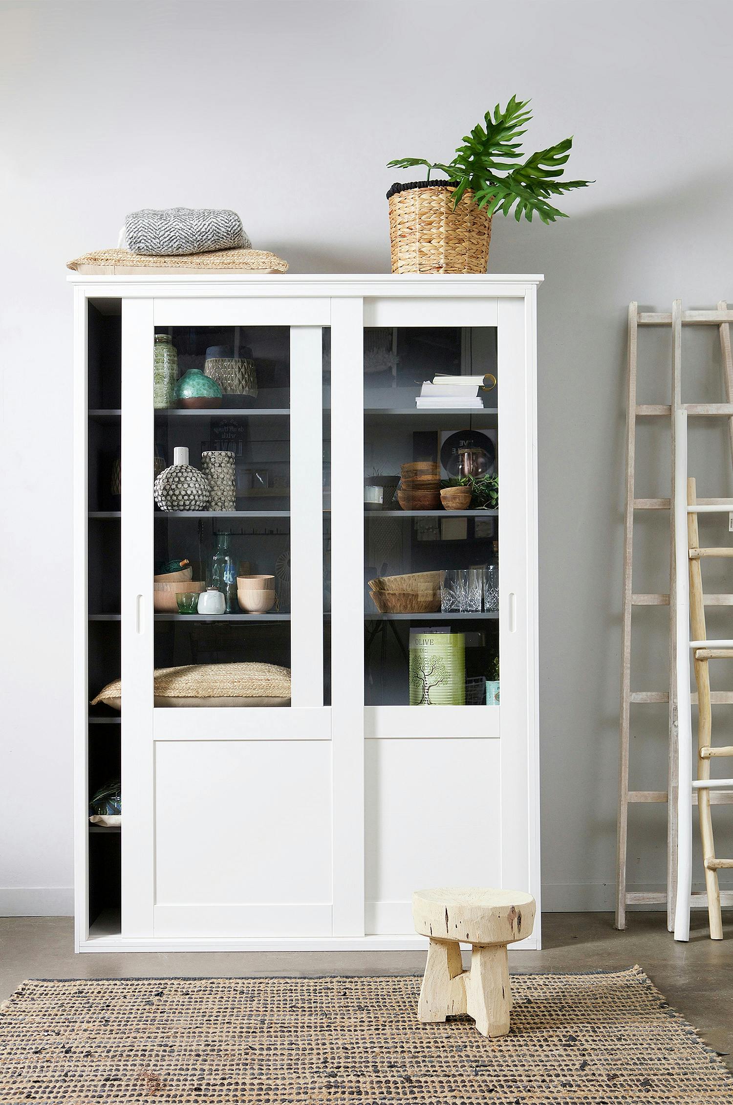 b j8jHzM4LMAm Vitrineskap kjøkken