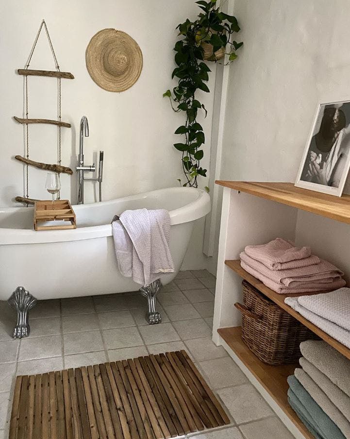 bad med badematte i tre og hylle i tre