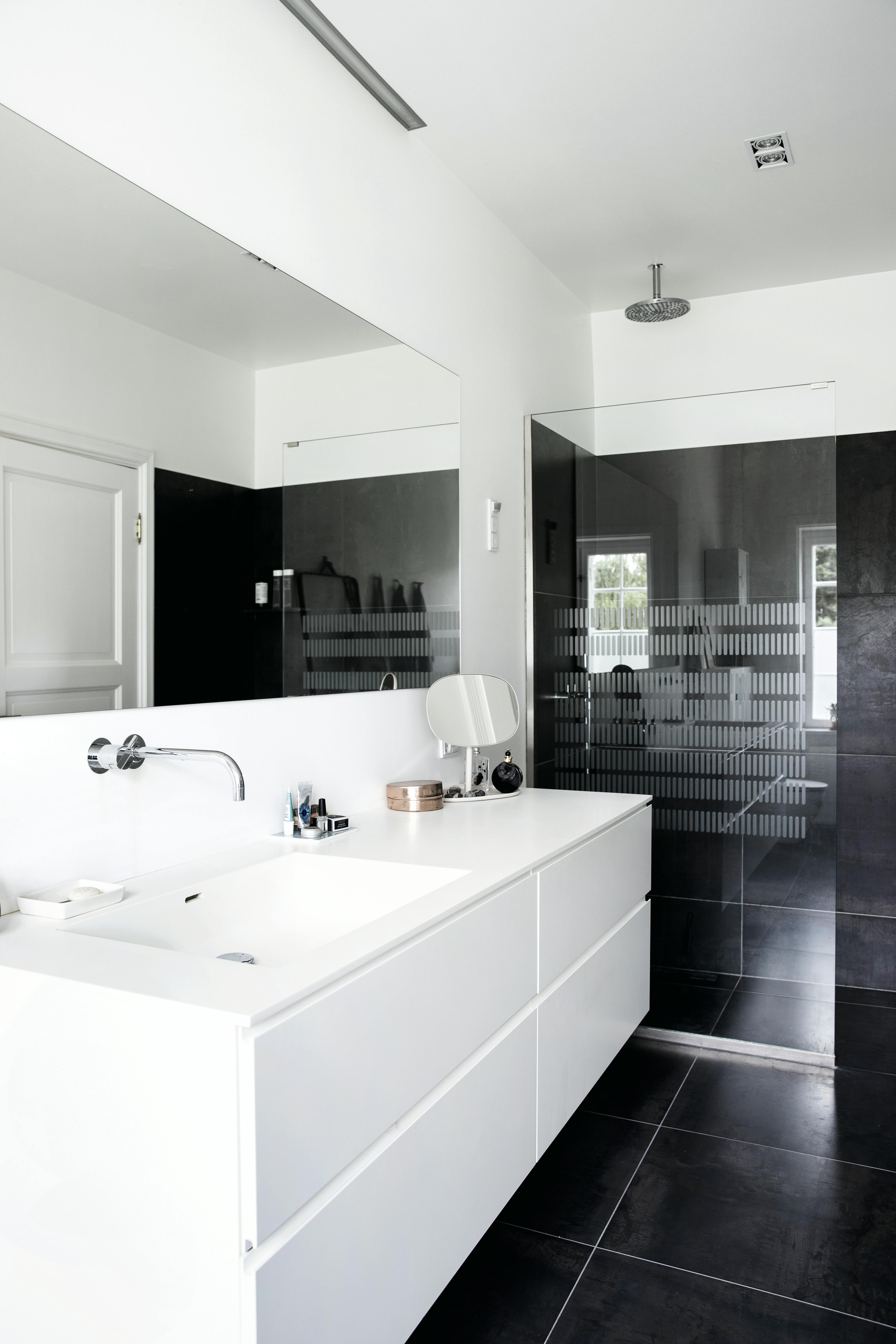 hvitt bad med mørke fliser