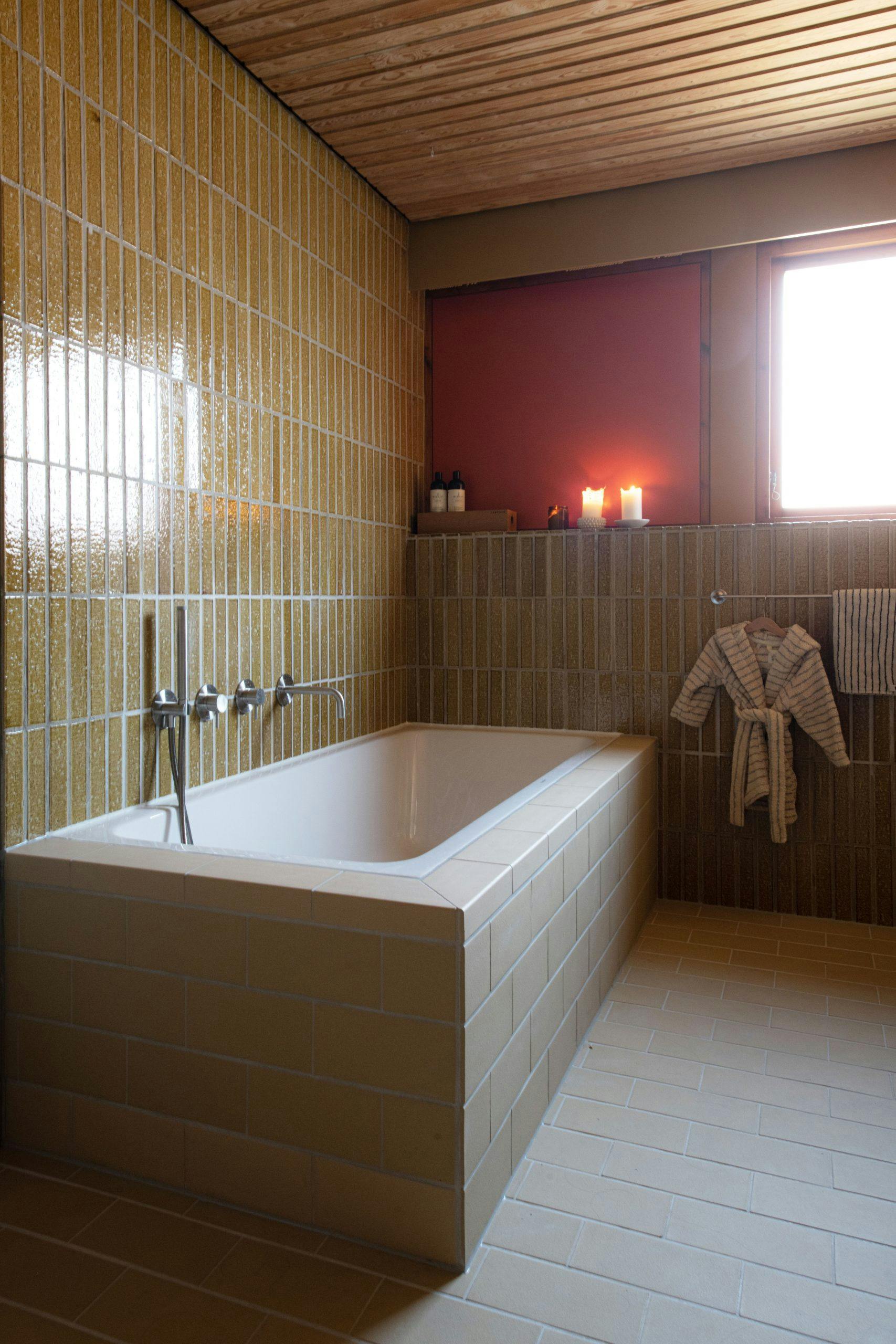 Badeværelse indbygget badekar