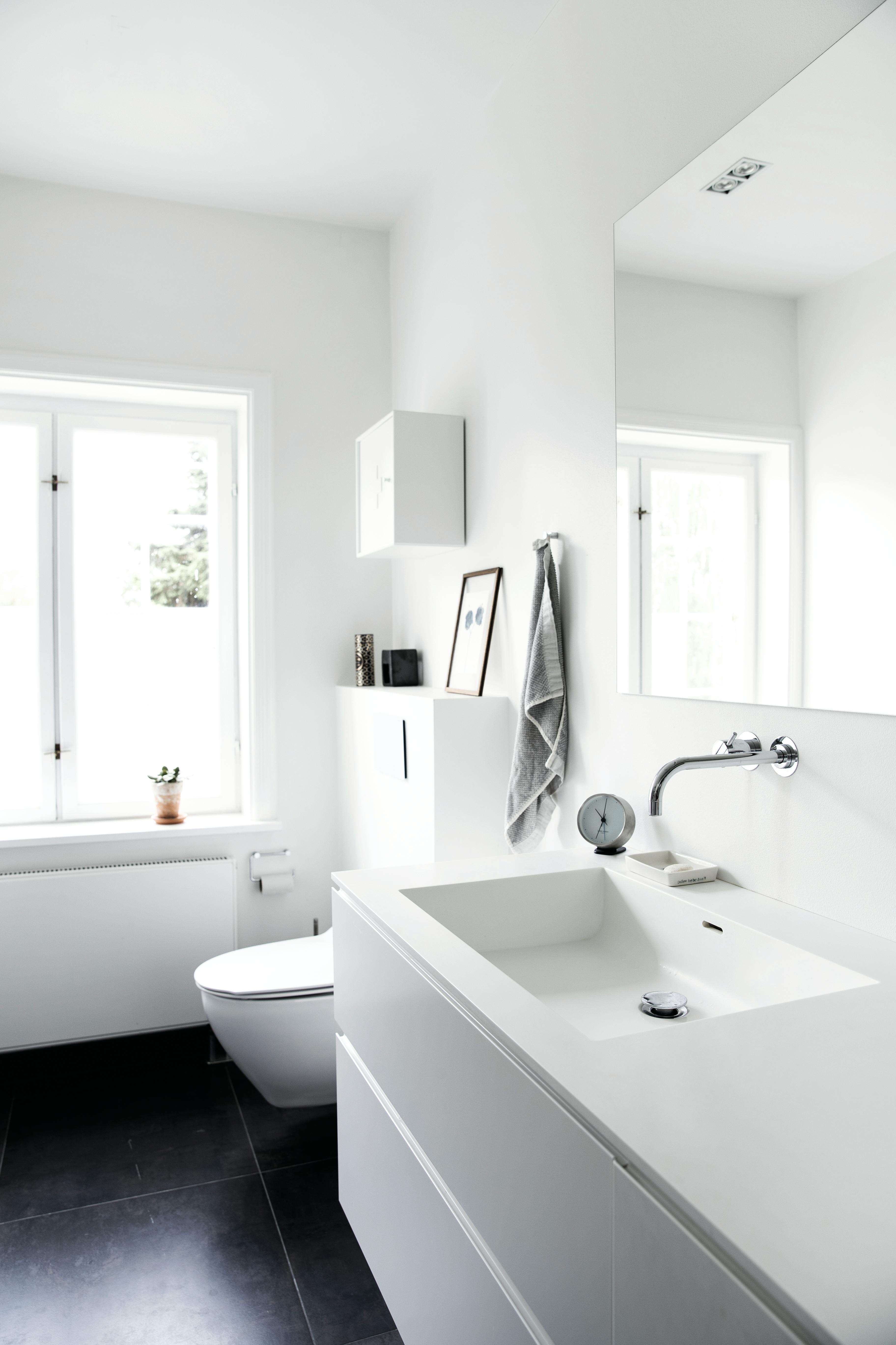 hvitt bad med mørke fliser