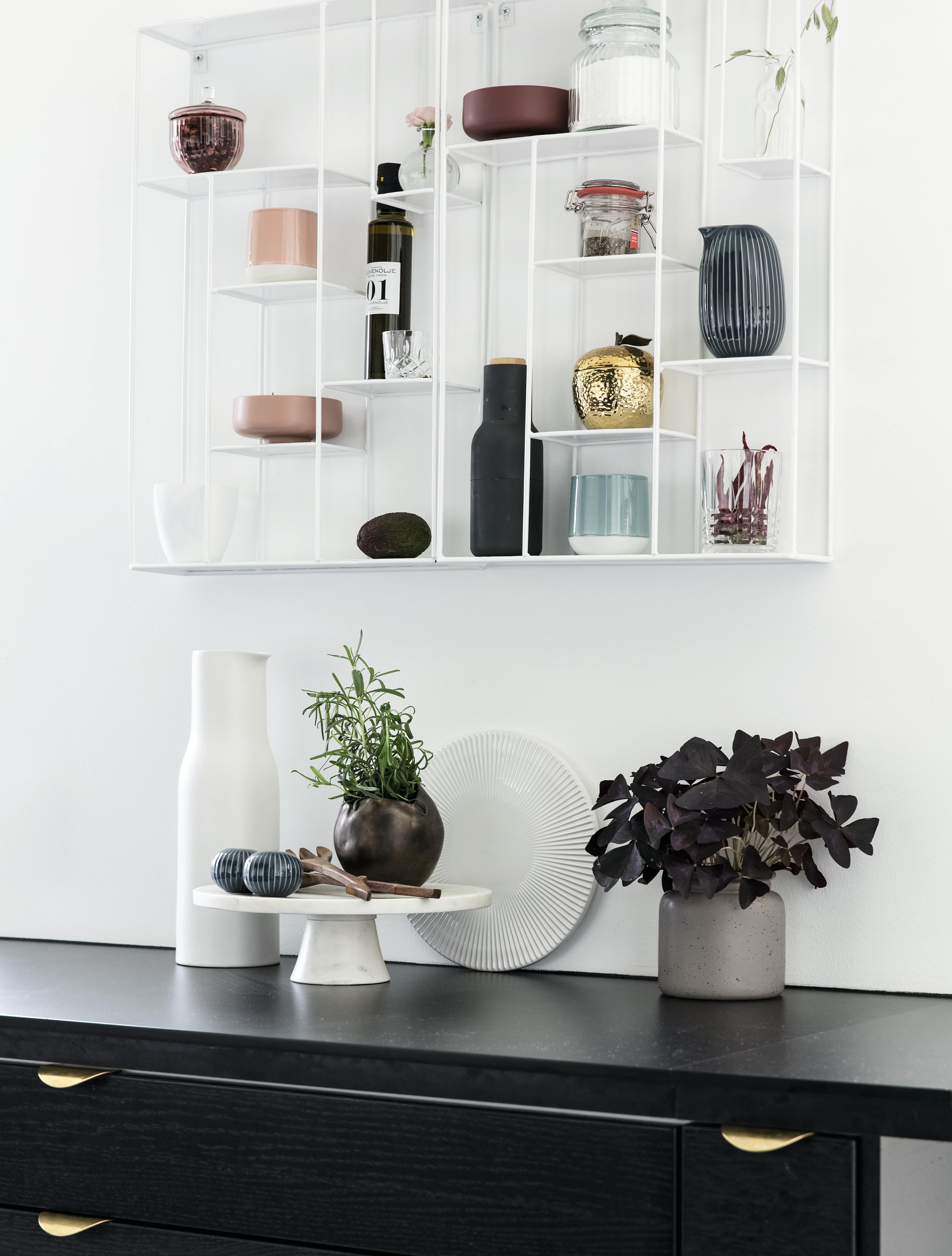 Svart kjøkken og hvit kjøkkenhylle