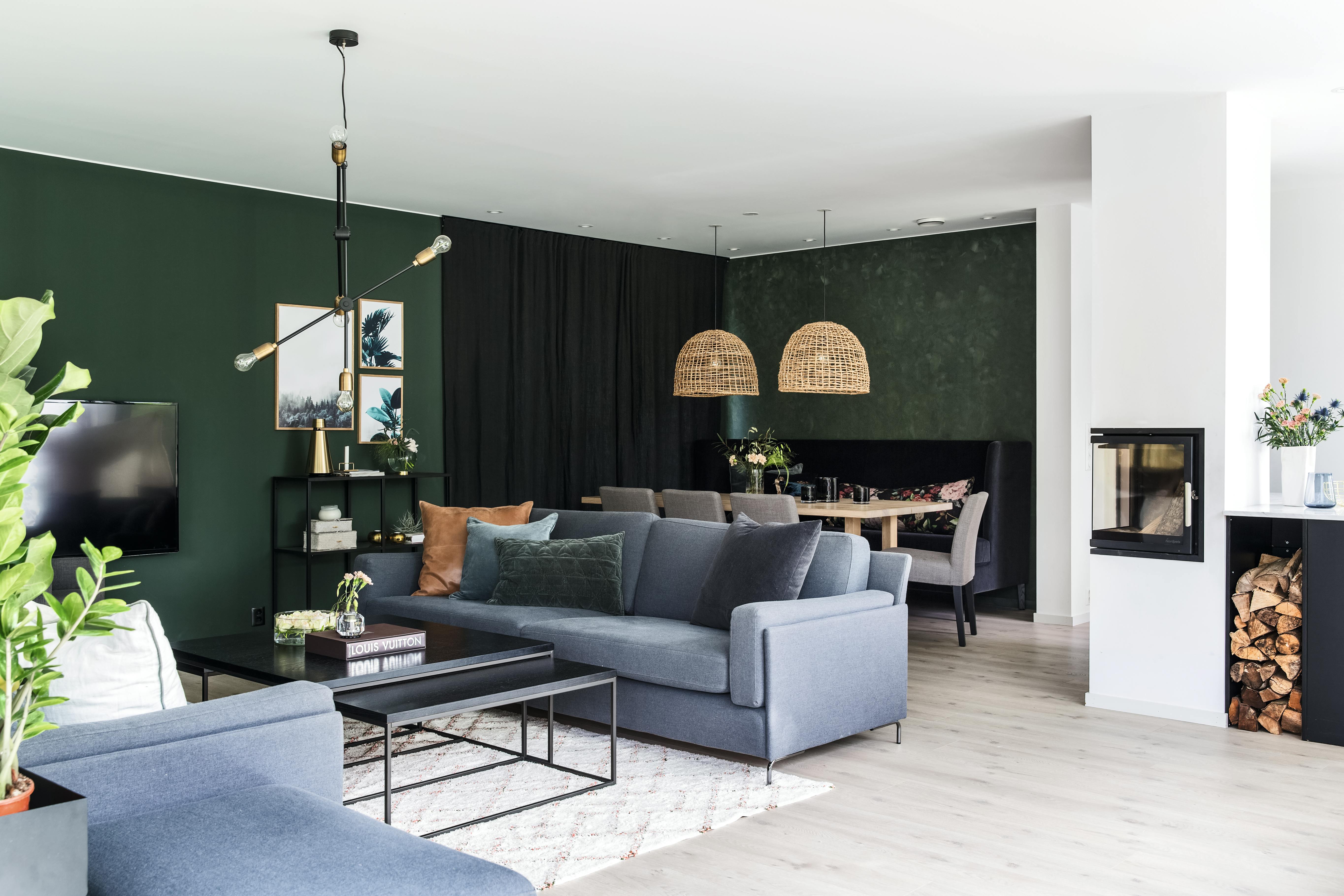 Grønn stue med koselig interiør
