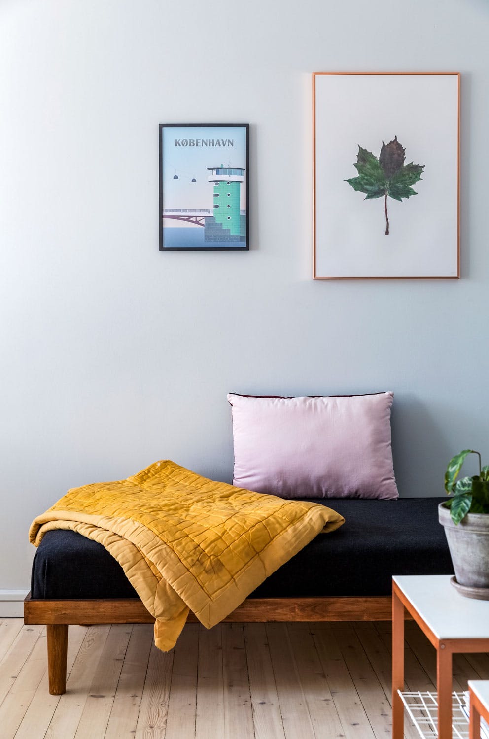 En daybed av denne typen er en DIY som de fleste får til. daybed er en fin erstatning til sofa