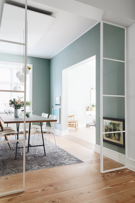 støvet mint skaper en vakker stue 