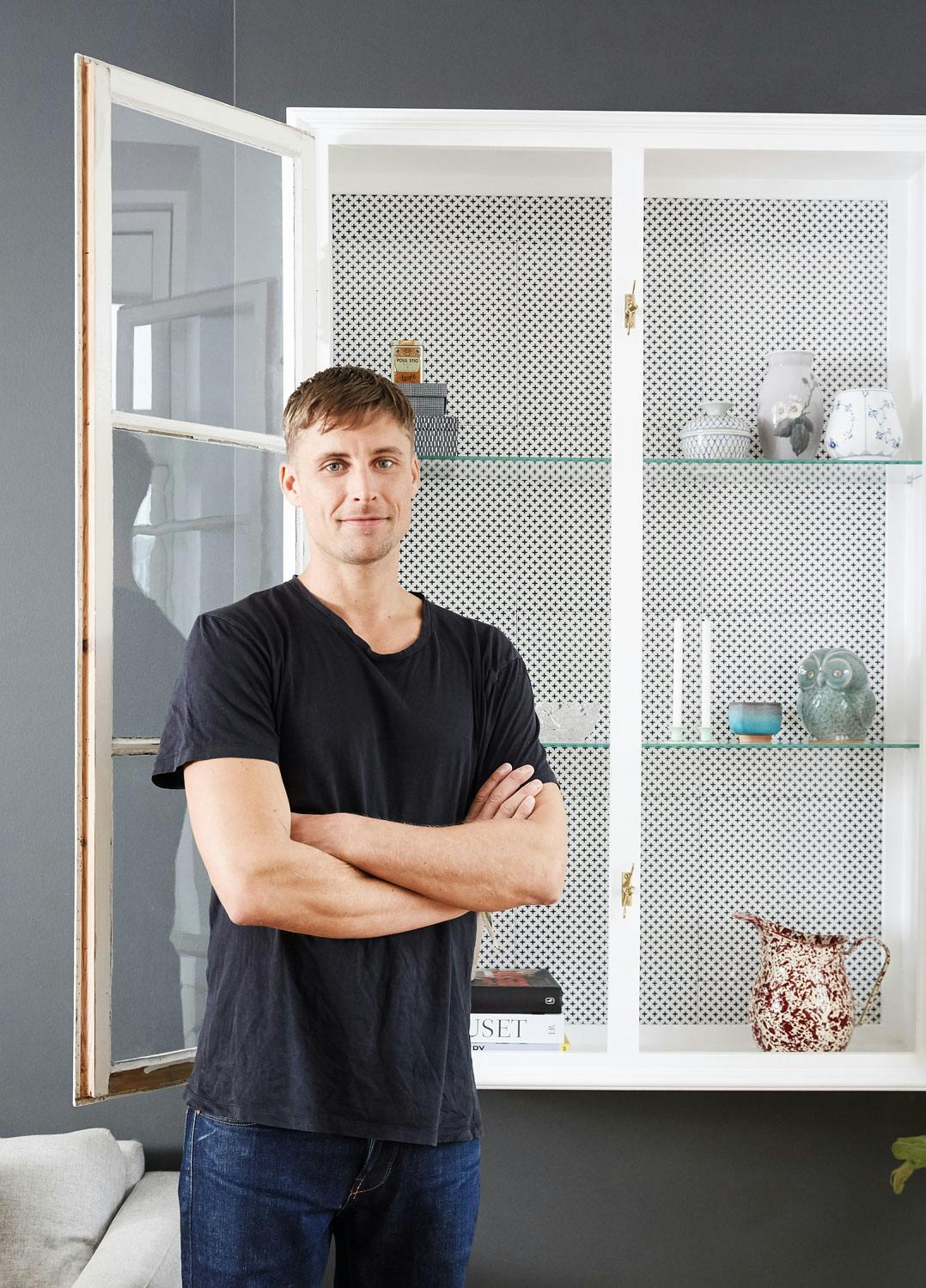 Nytt skap med gamle vinduer og fliser