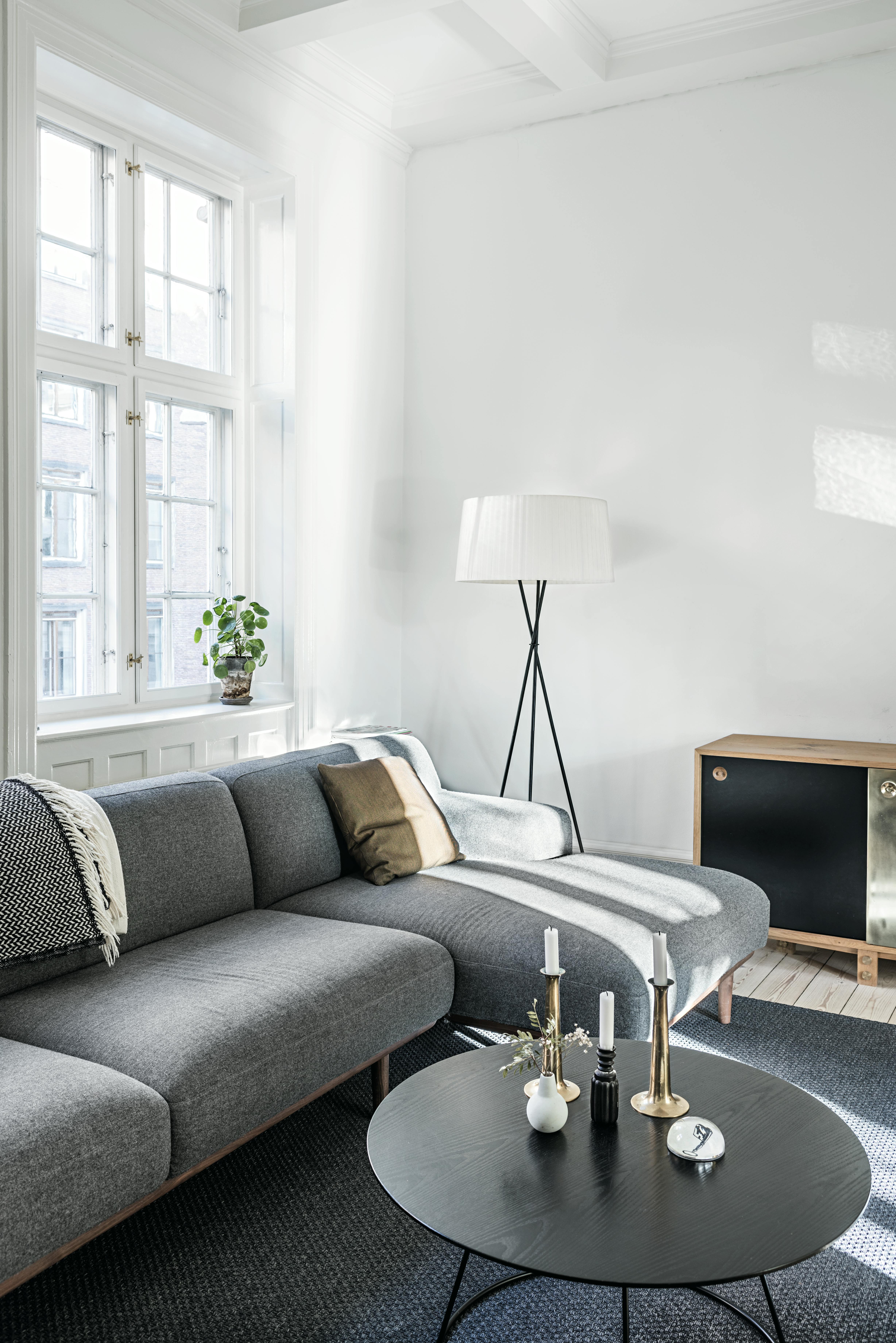 Lys stue med Bolia sofa