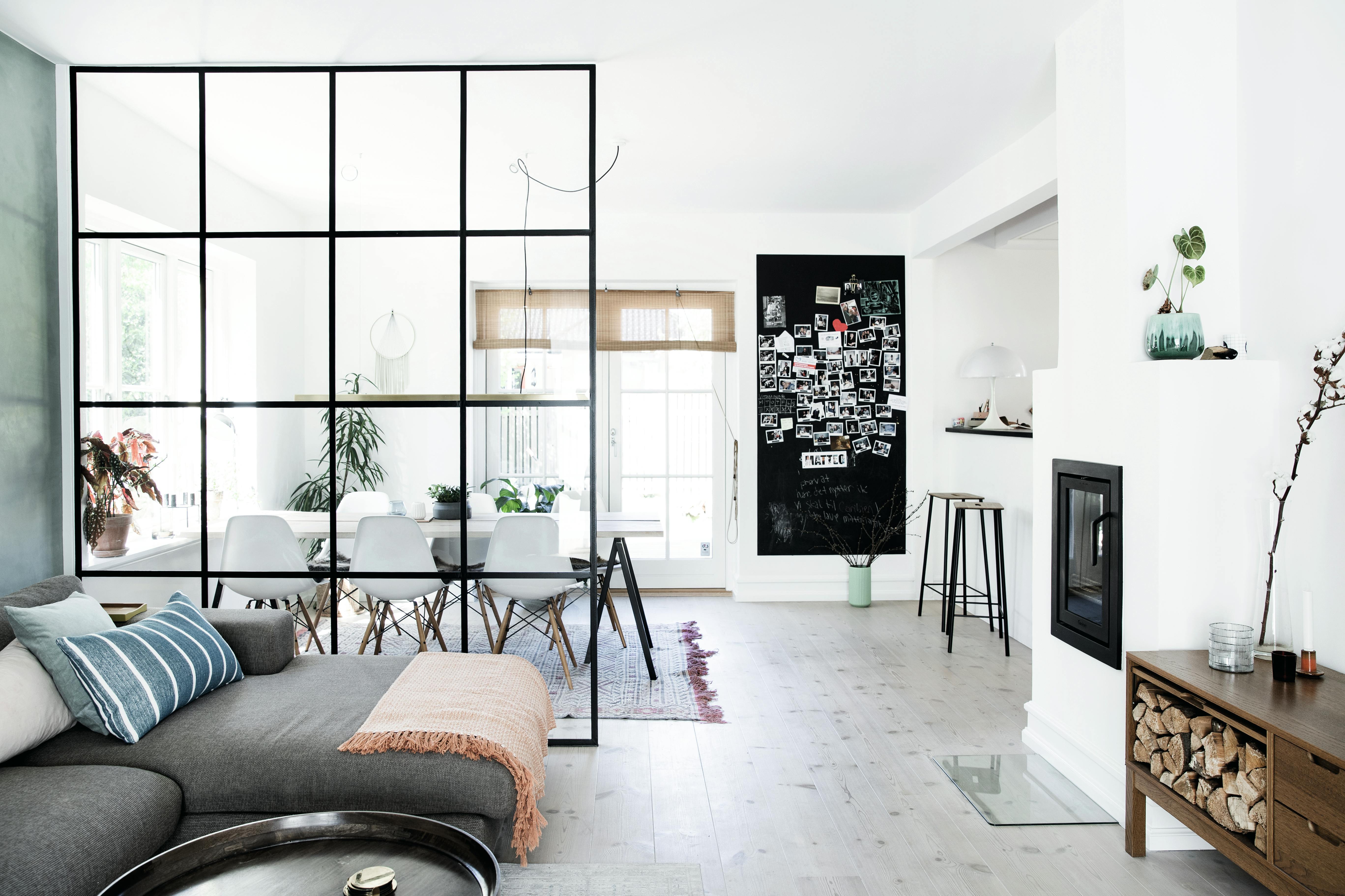 stue med flere soner, glassvegg og peis