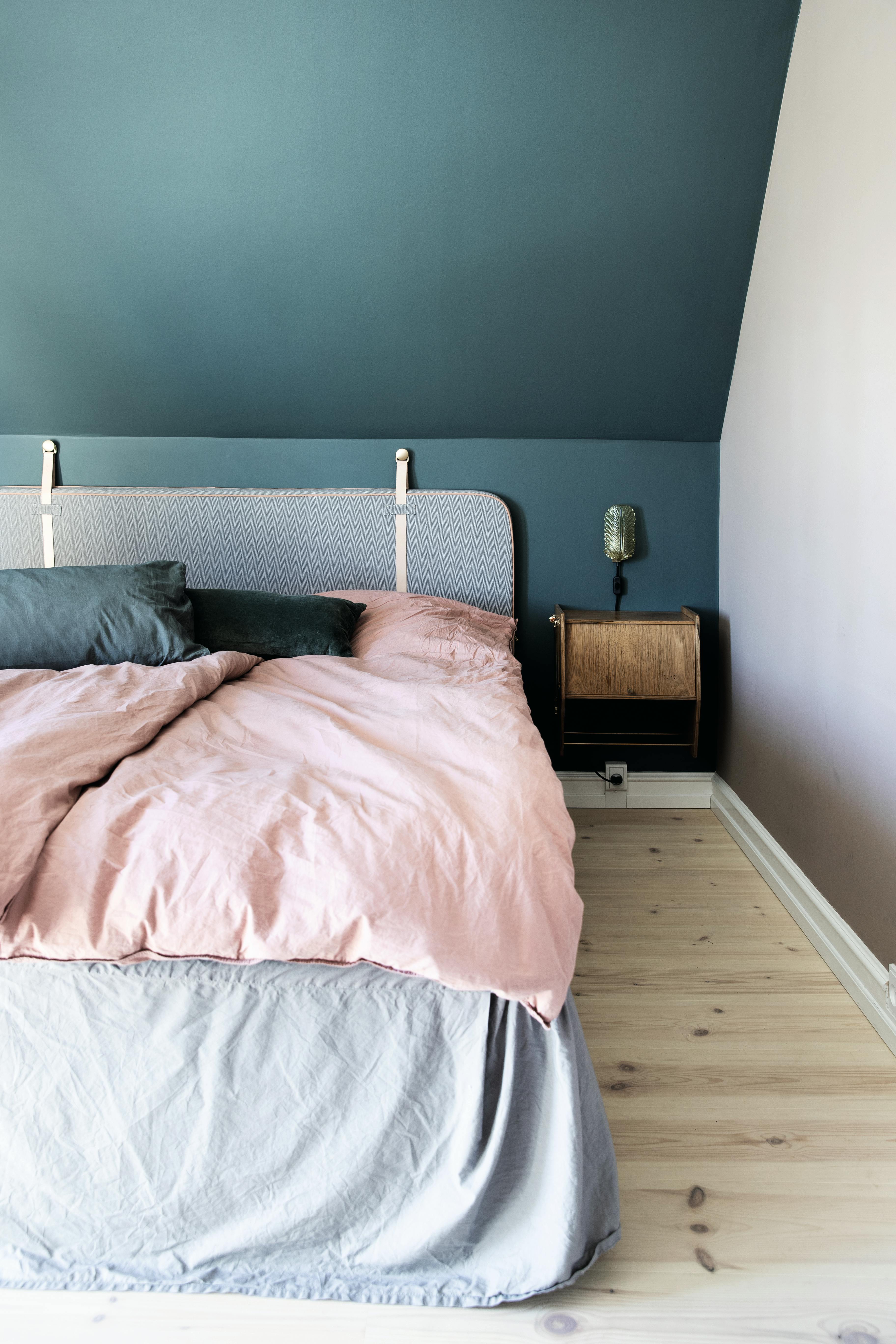 soverom med rosa tekstiler