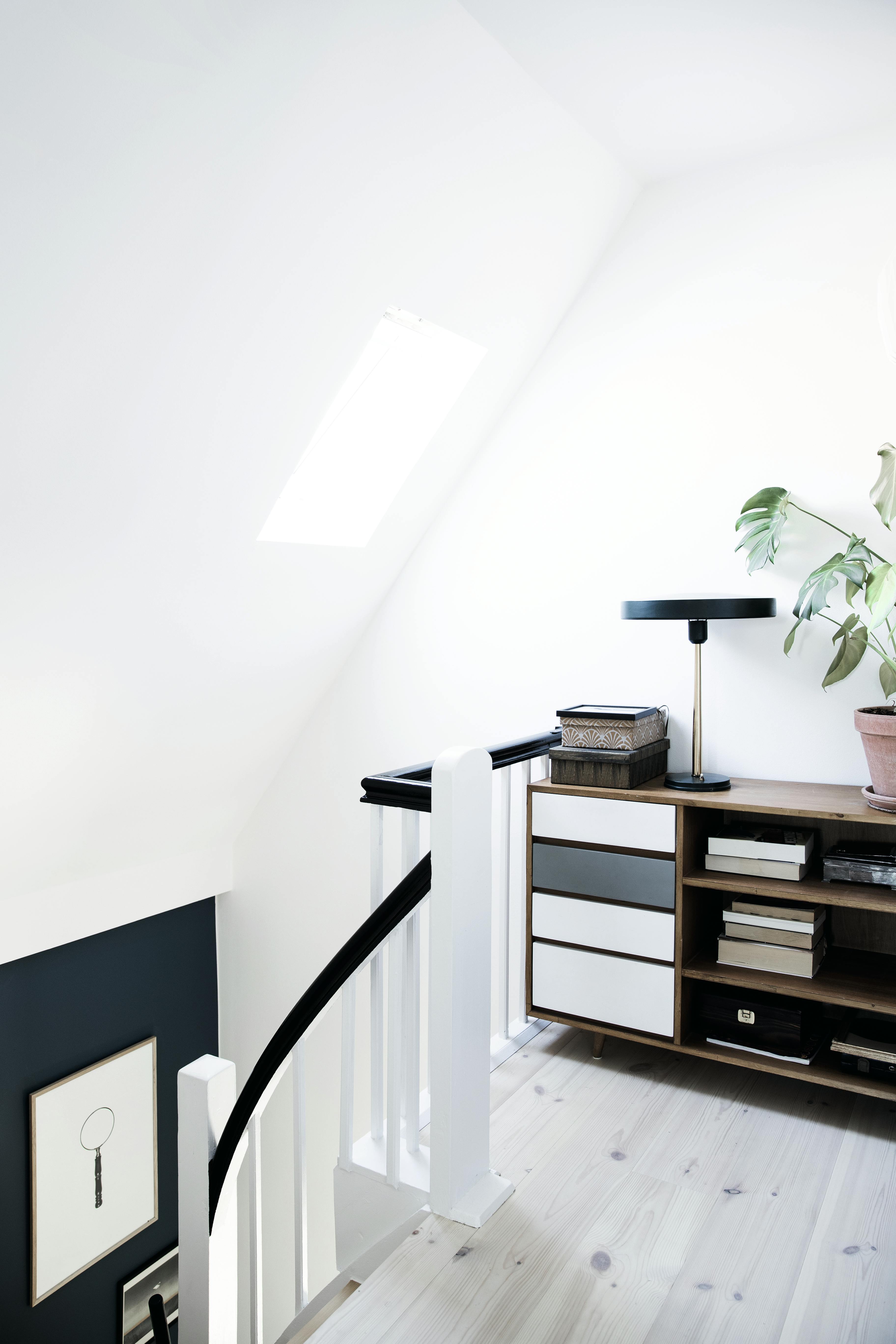 lys og åpen gang med trapp