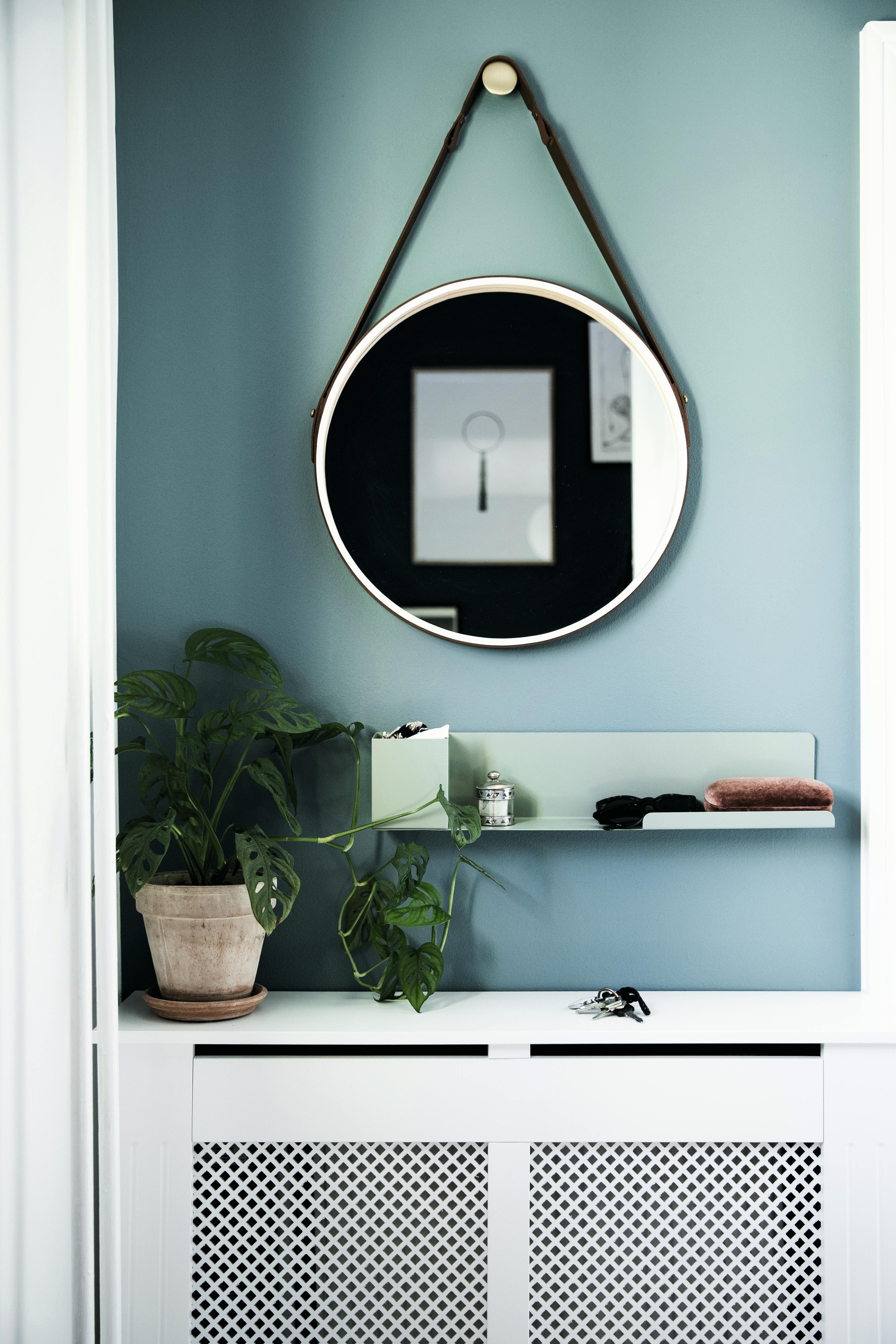 Rundt speil med lærreim