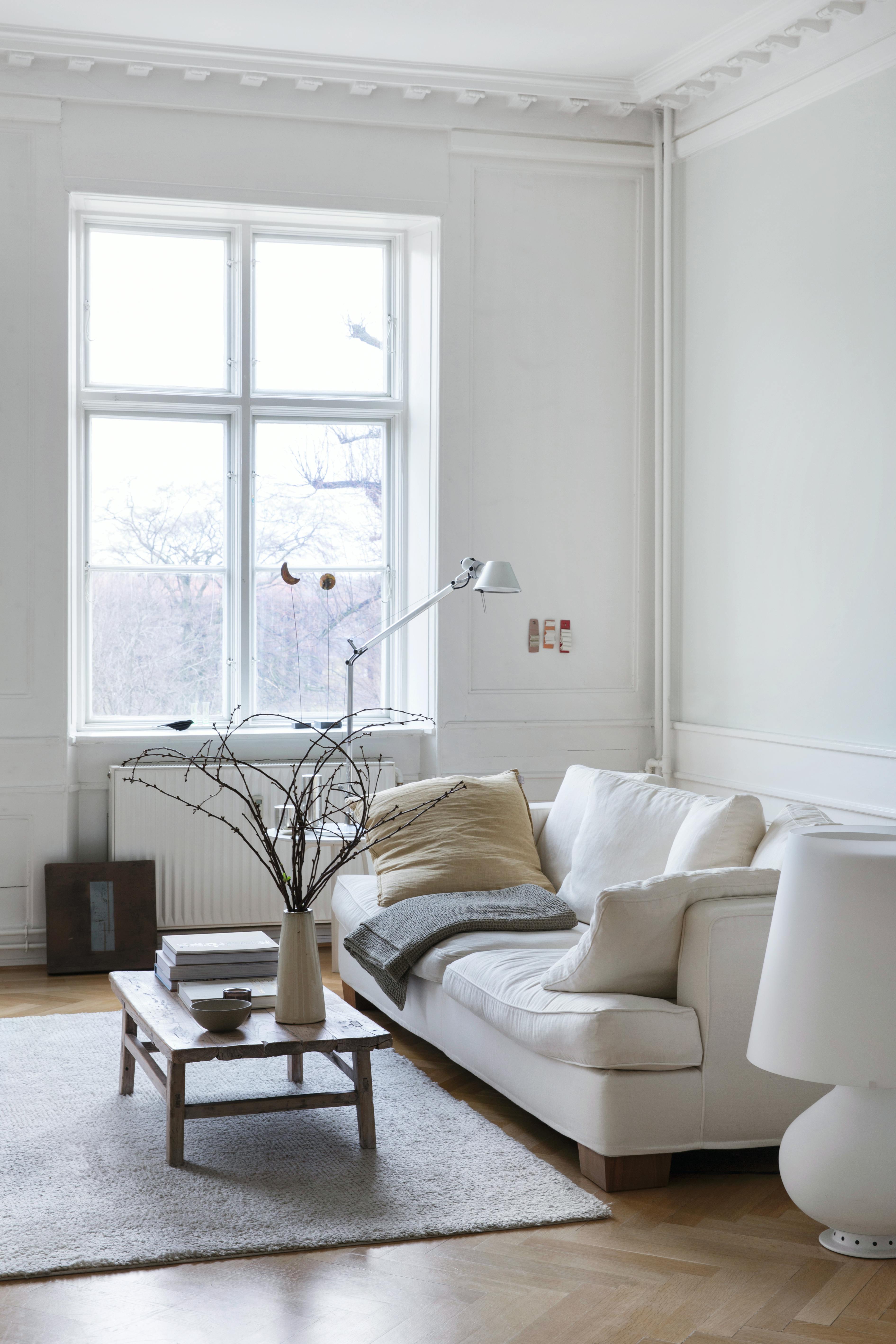 hvit sofa og fiskebensparkett