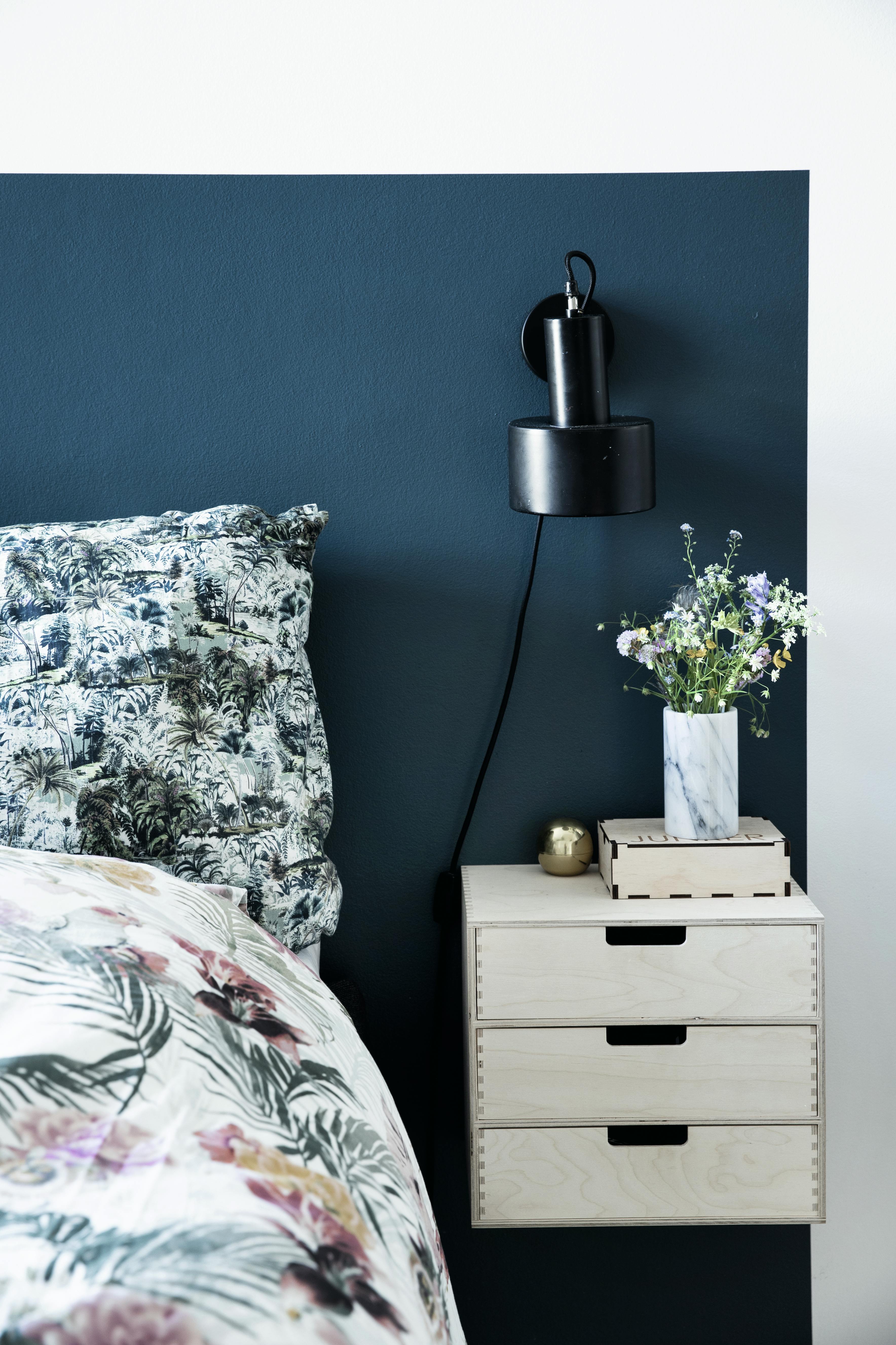 nattbord, vegglampe, sengetøy fra H&M