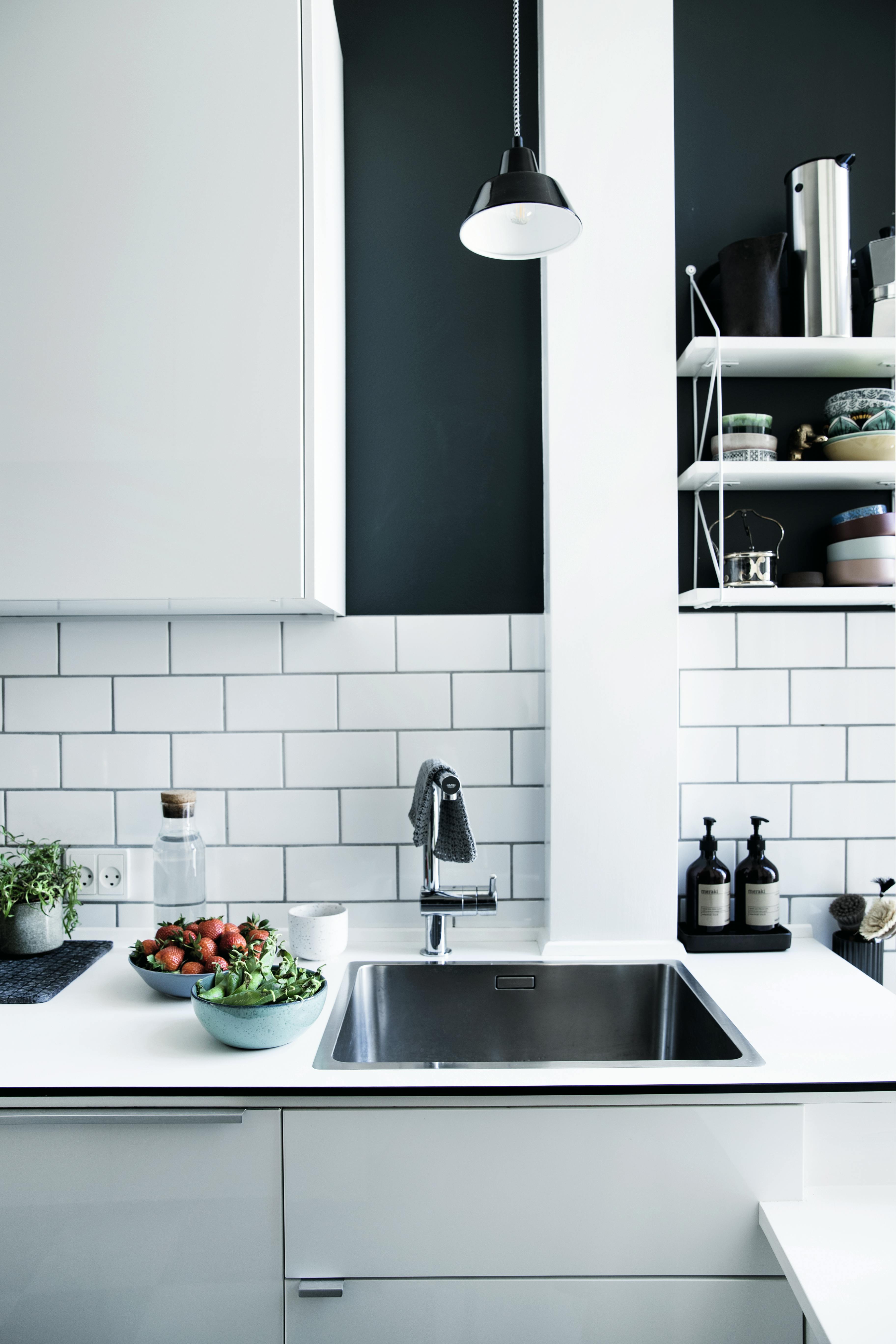 ikea skap og louis Poulsen lampe