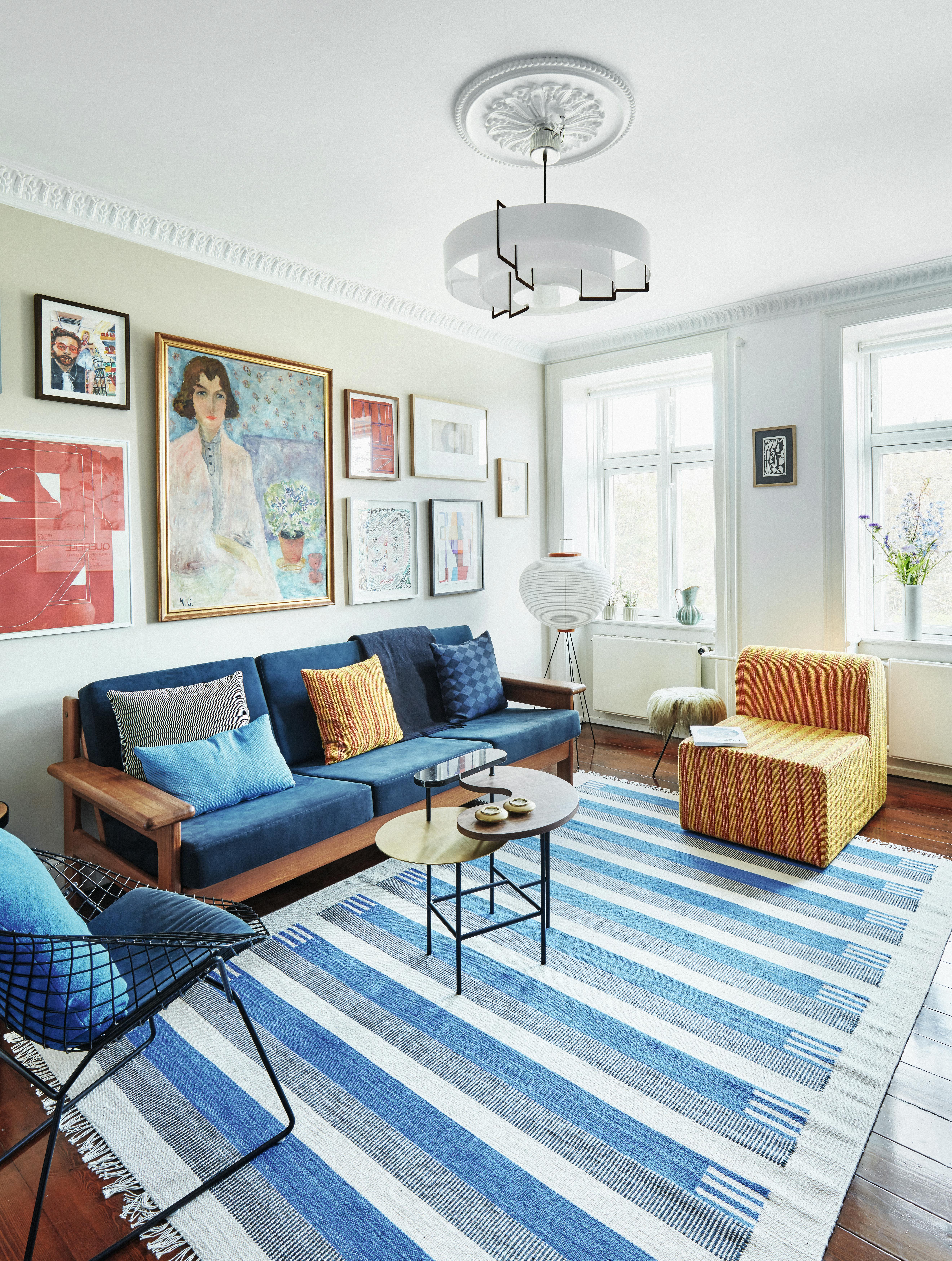 stue med blått og gult