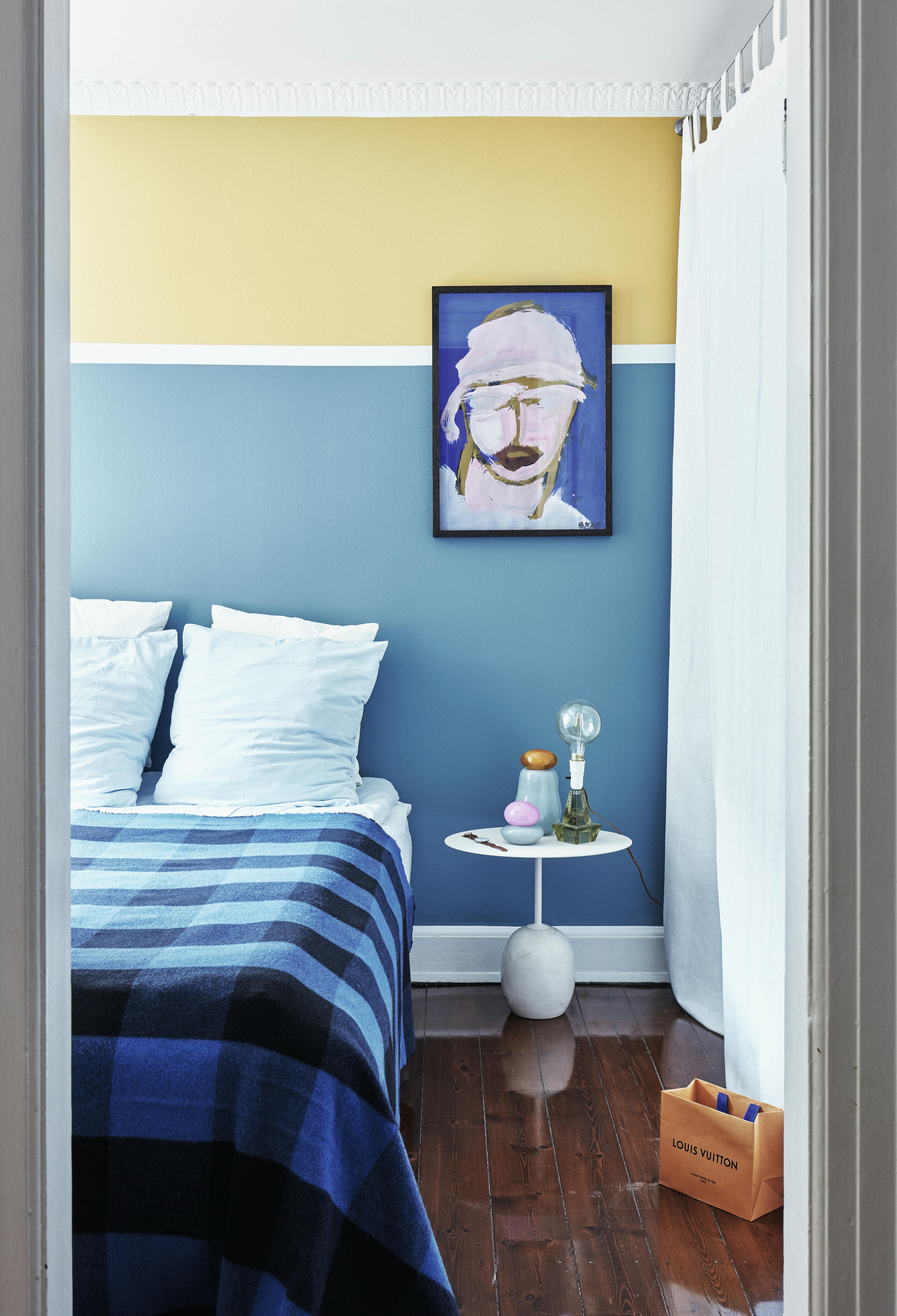 blått og gult sovreom