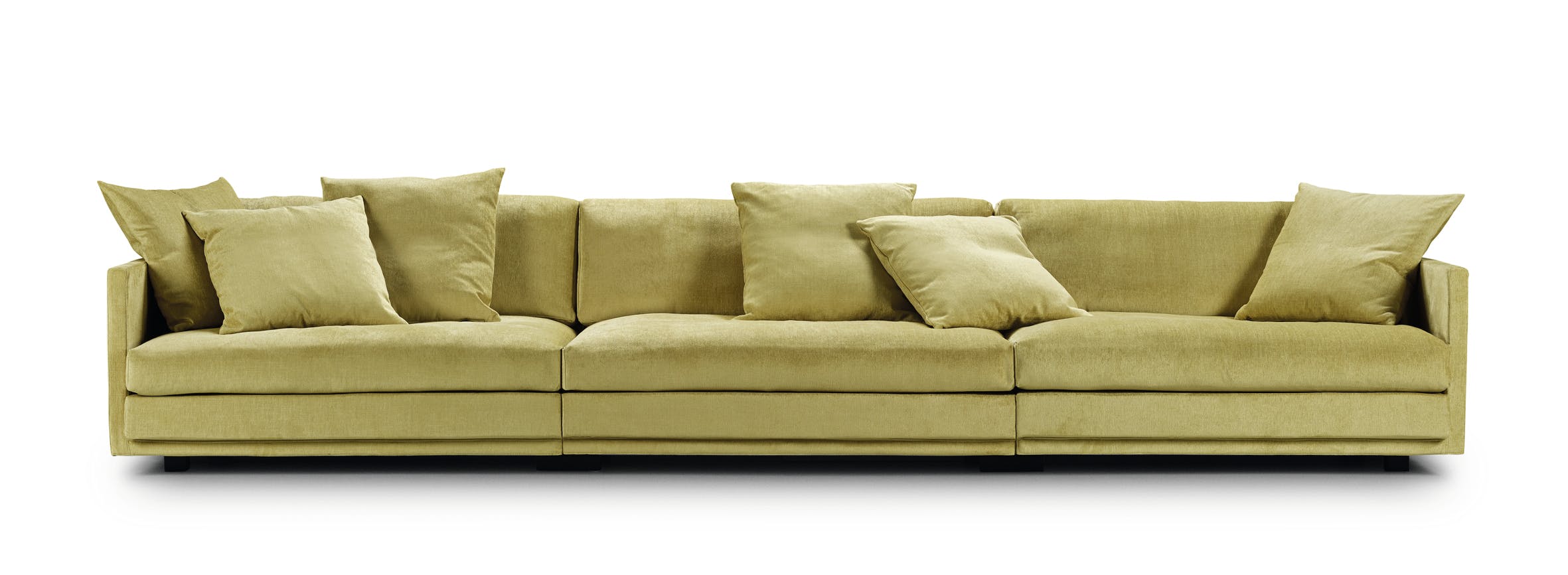 gul sofa med plass til mange