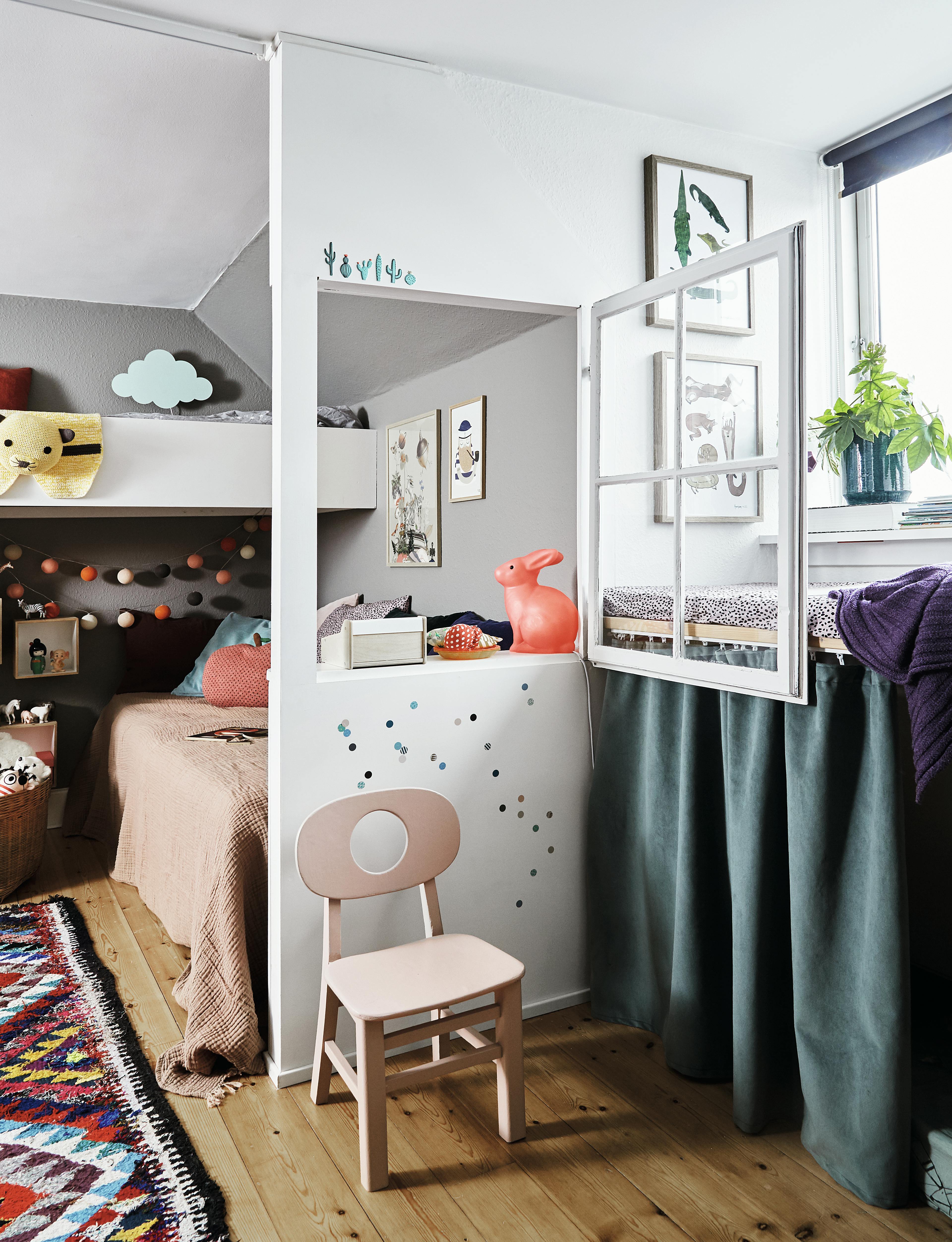 Skillevegg med vindu på barneværelse 