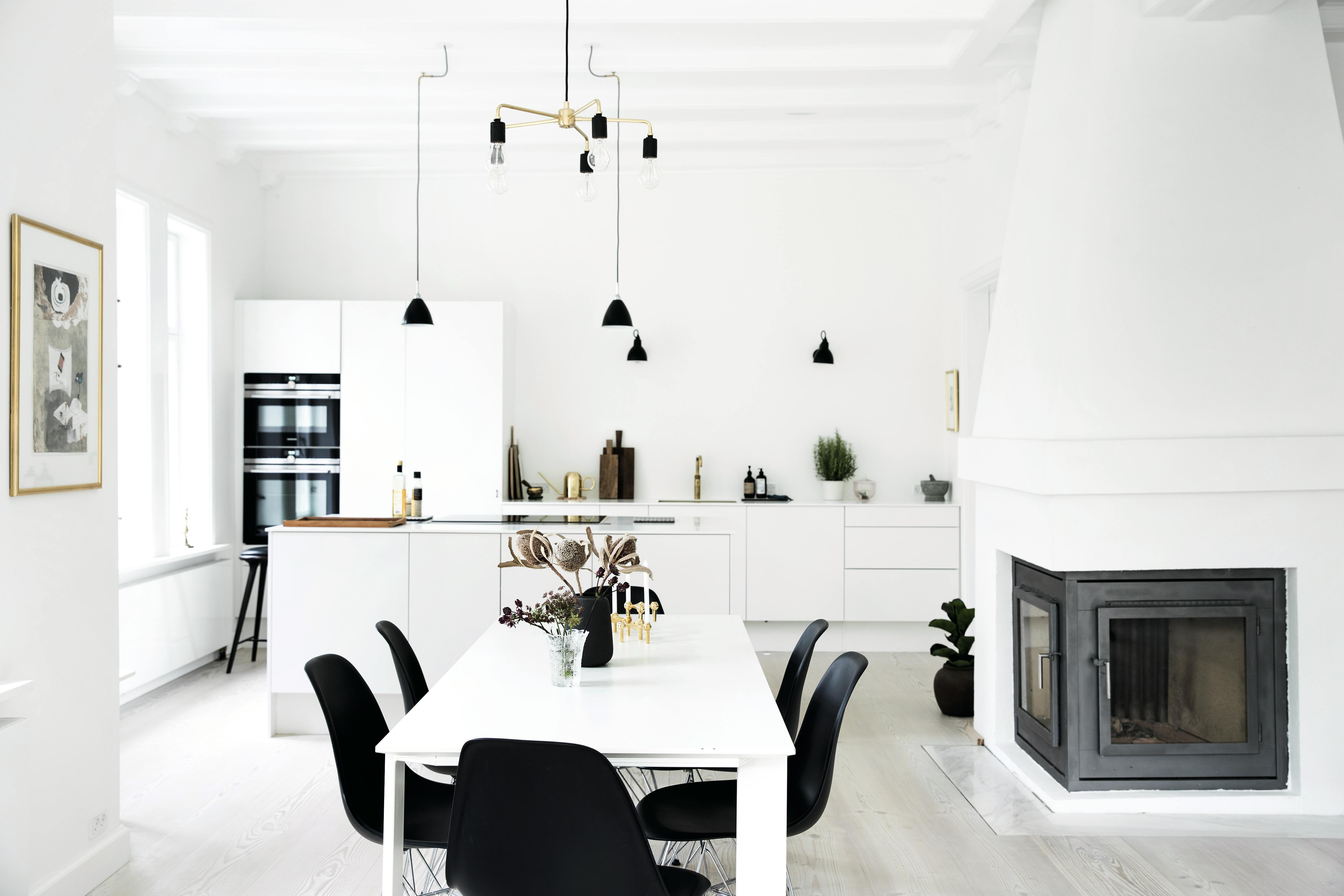 Hvitt kjøkken med sorte detaljer 