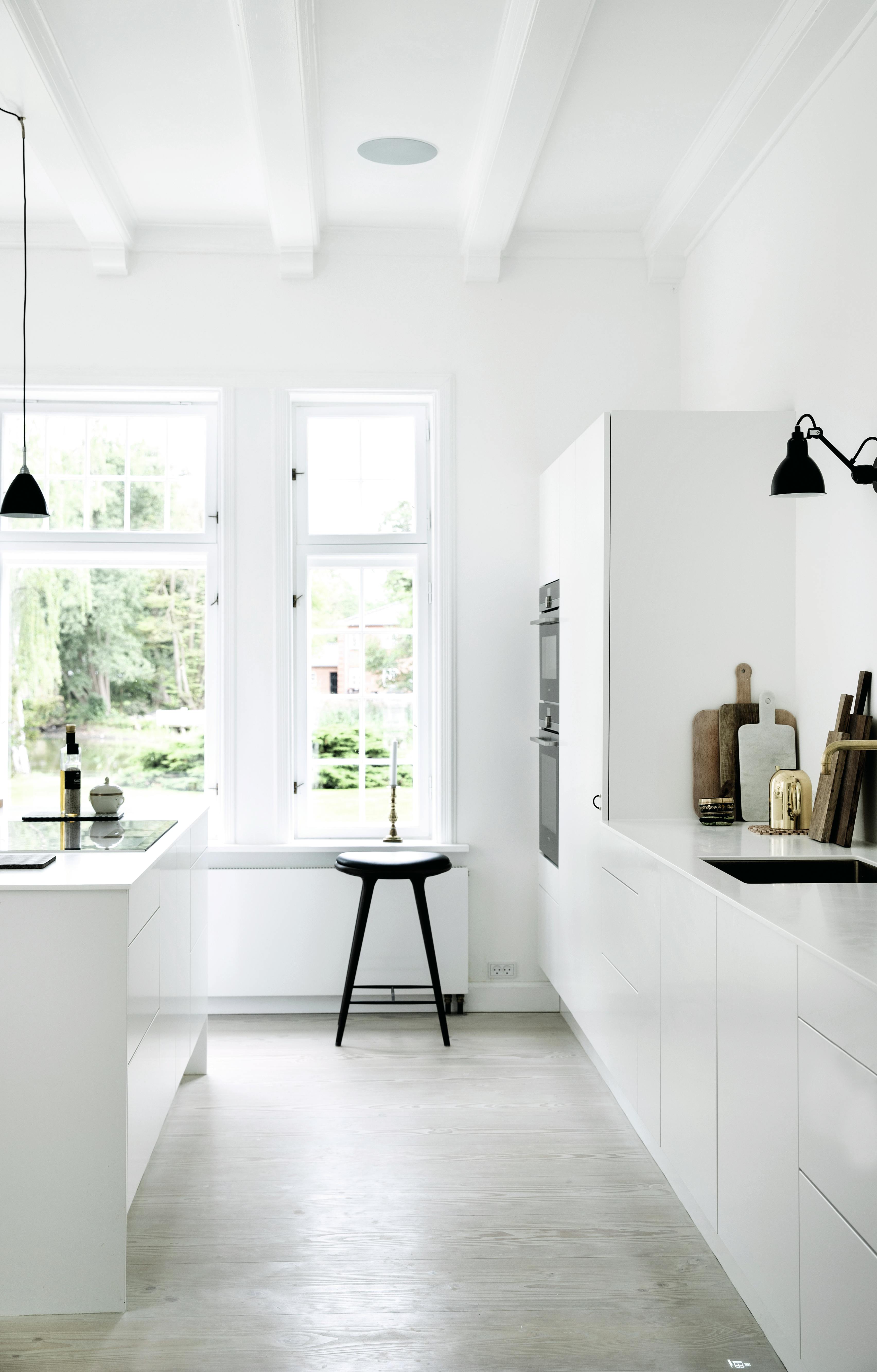 Hvitt kjøkken med sorte detaljer 