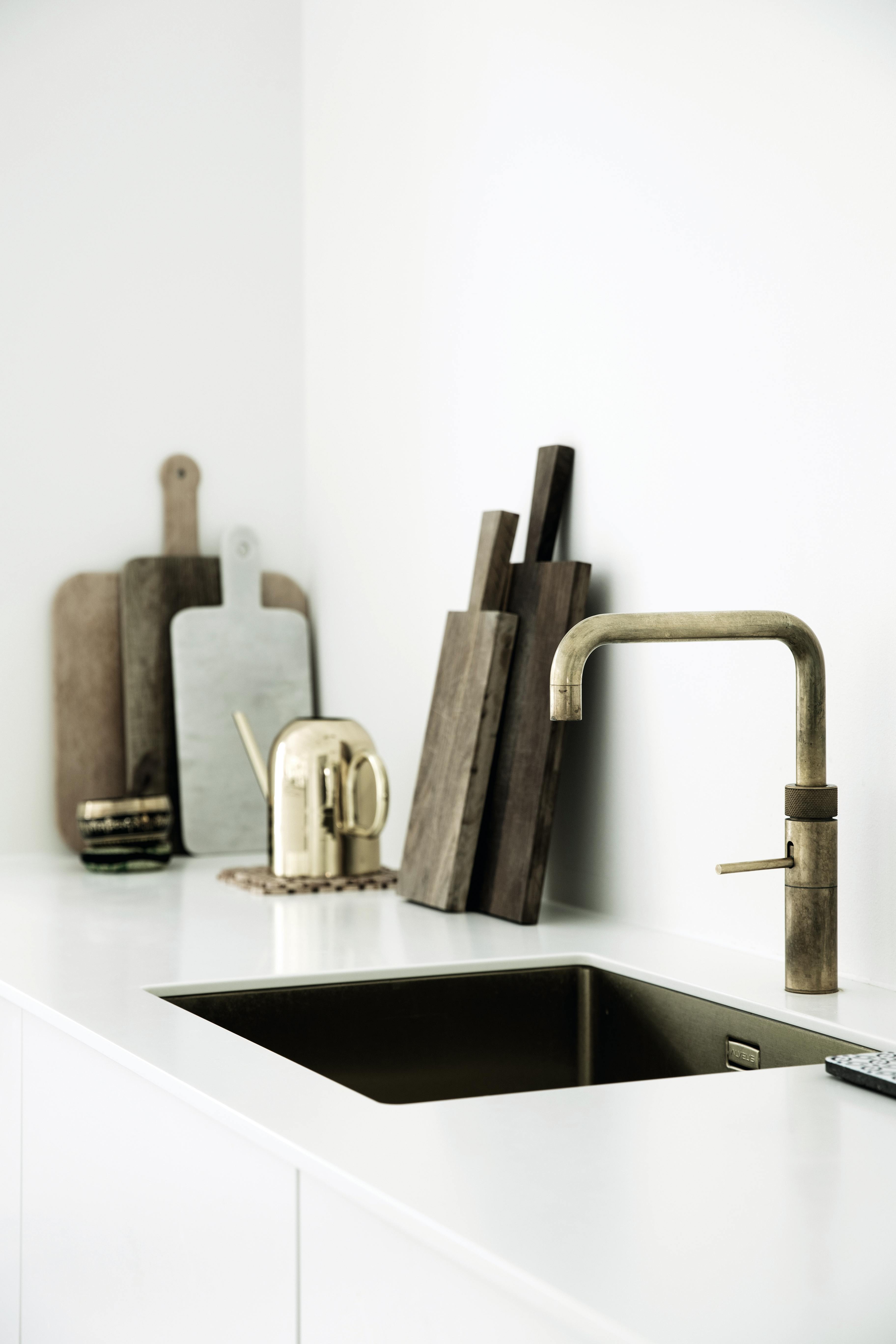 Hvitt kjøkken med messing og tre