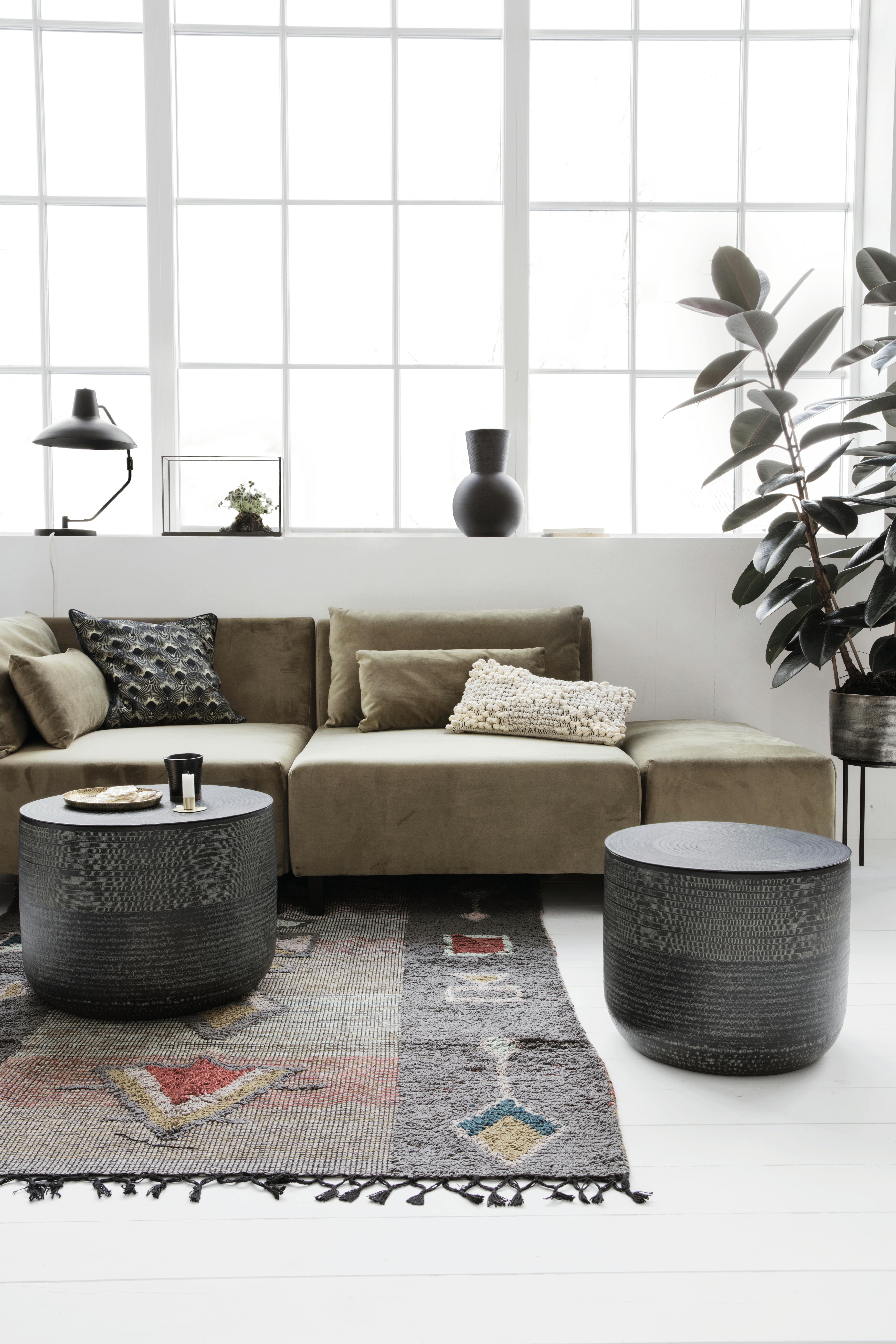 stue med grønn sofa i semsket skinn