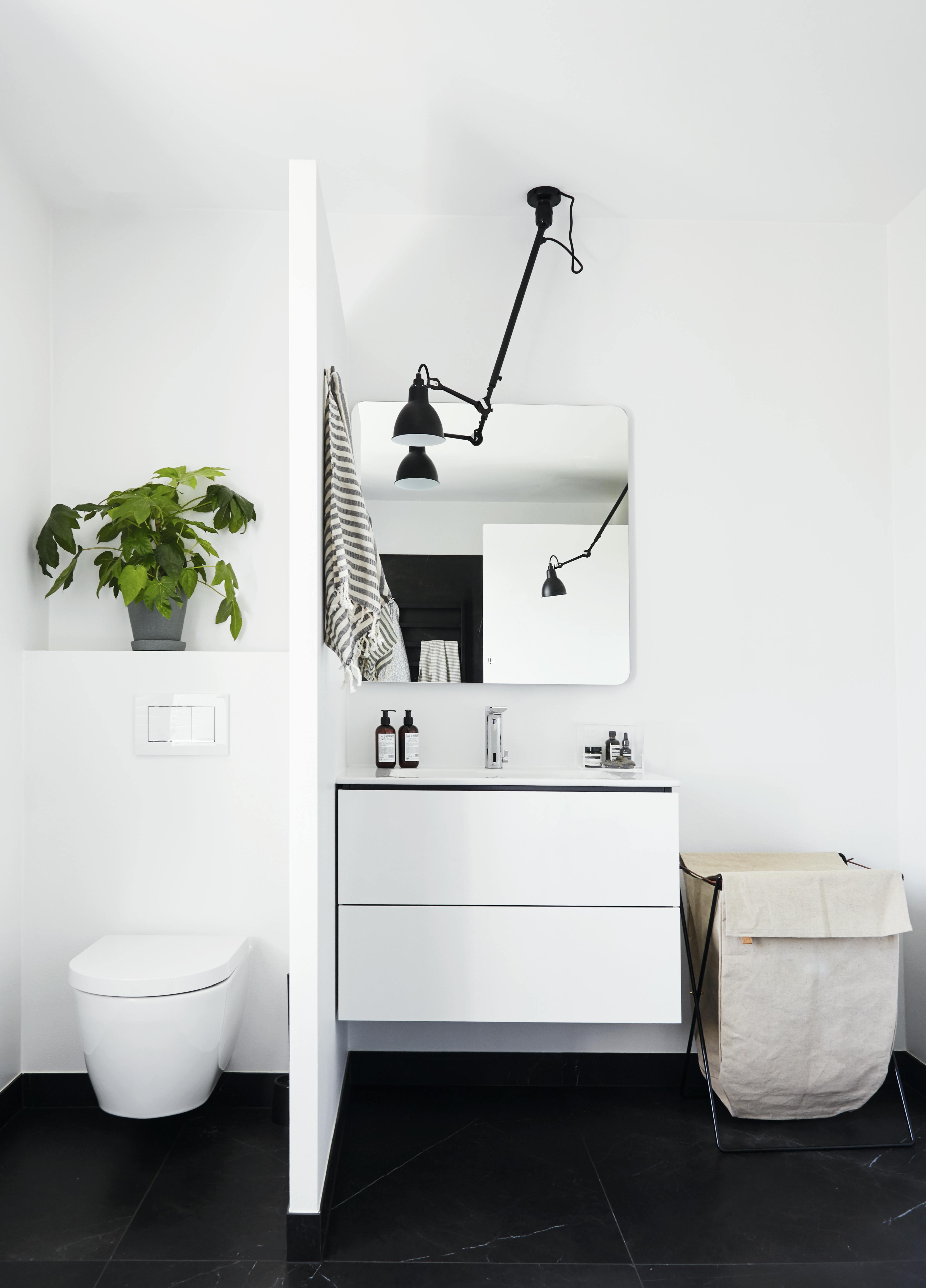 Toalettet og servantskap fra Duravit, taklampe fra La Lampe Gras, speil fra Copenhagen Bath, skittentøyskurv fra ferm Living 
