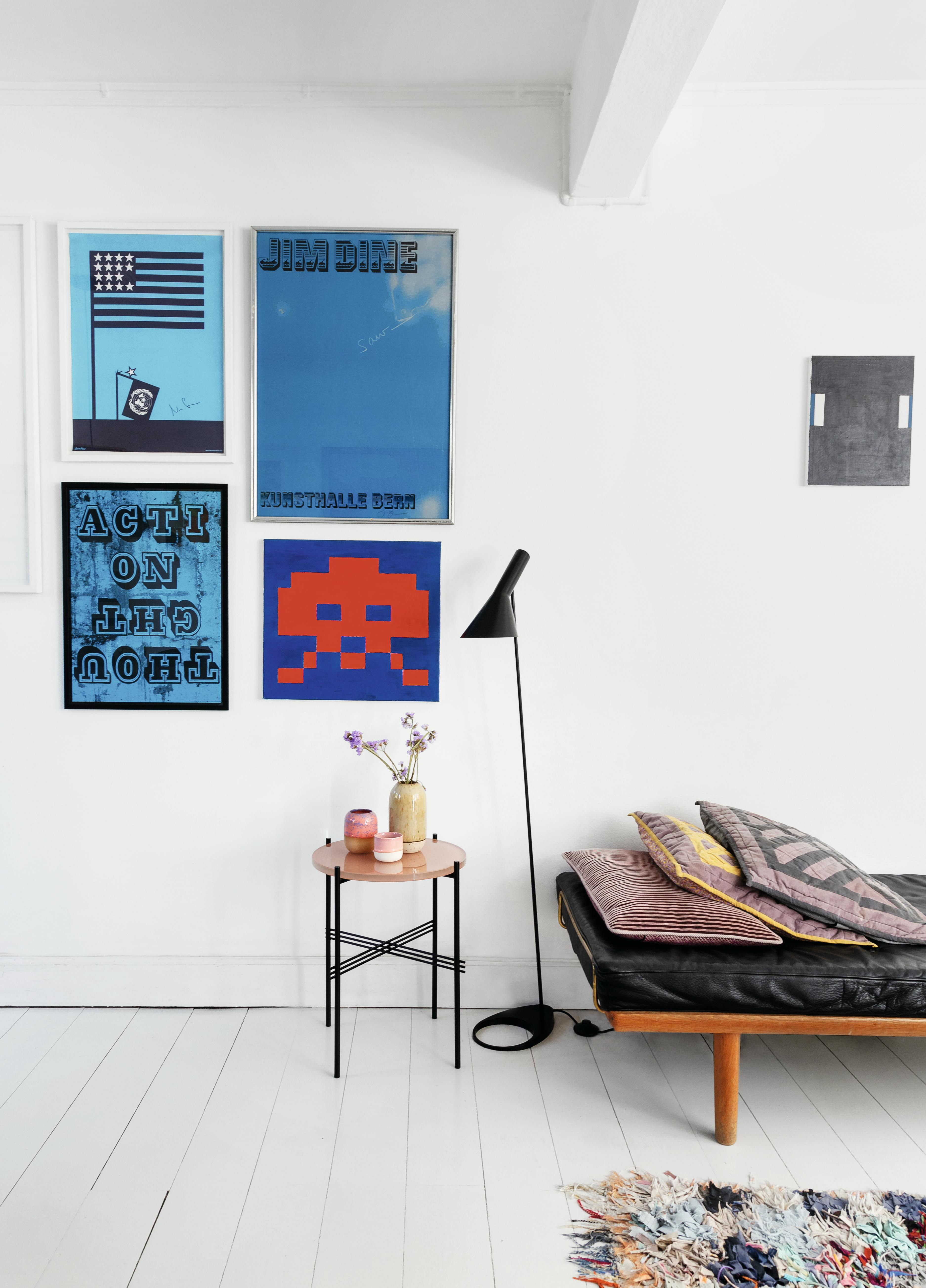 Klassisk daybed med moderne kunst