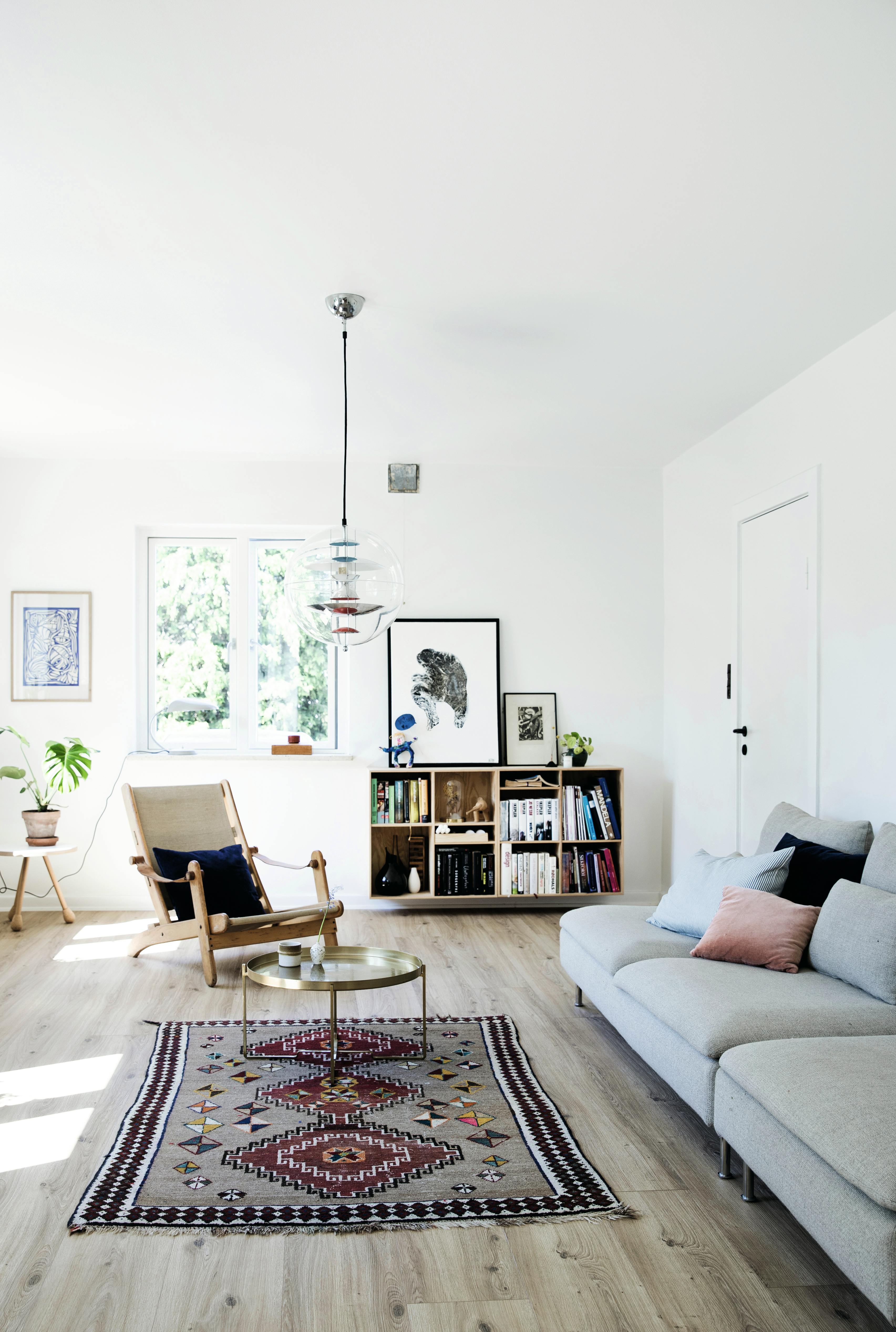 stue med designklassikere og loppefunn