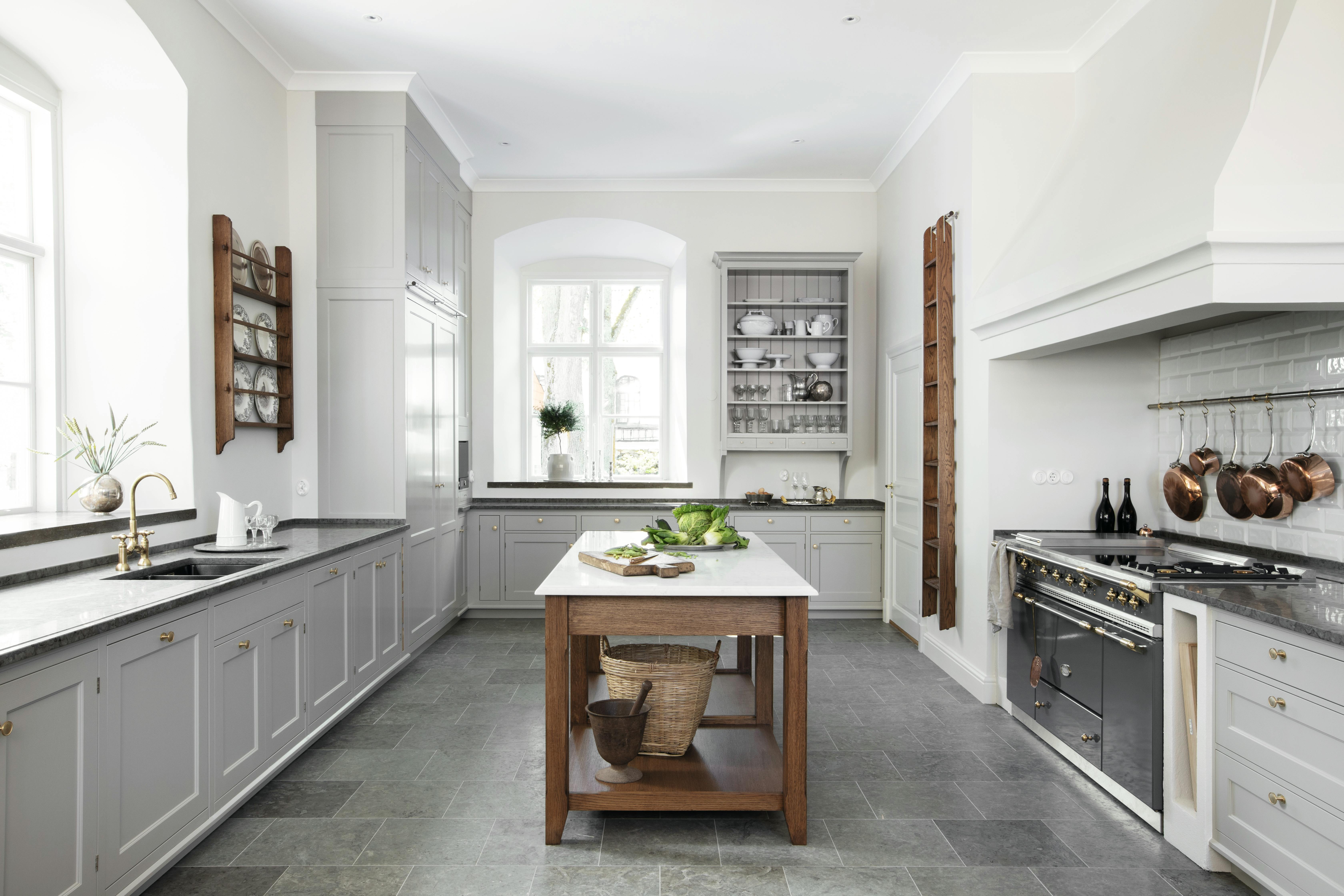 grått kjøkken med gassovn