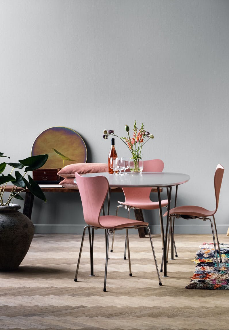 Nydelig grå stue med rosa Syver-stoler fra Arne Jacobsen
