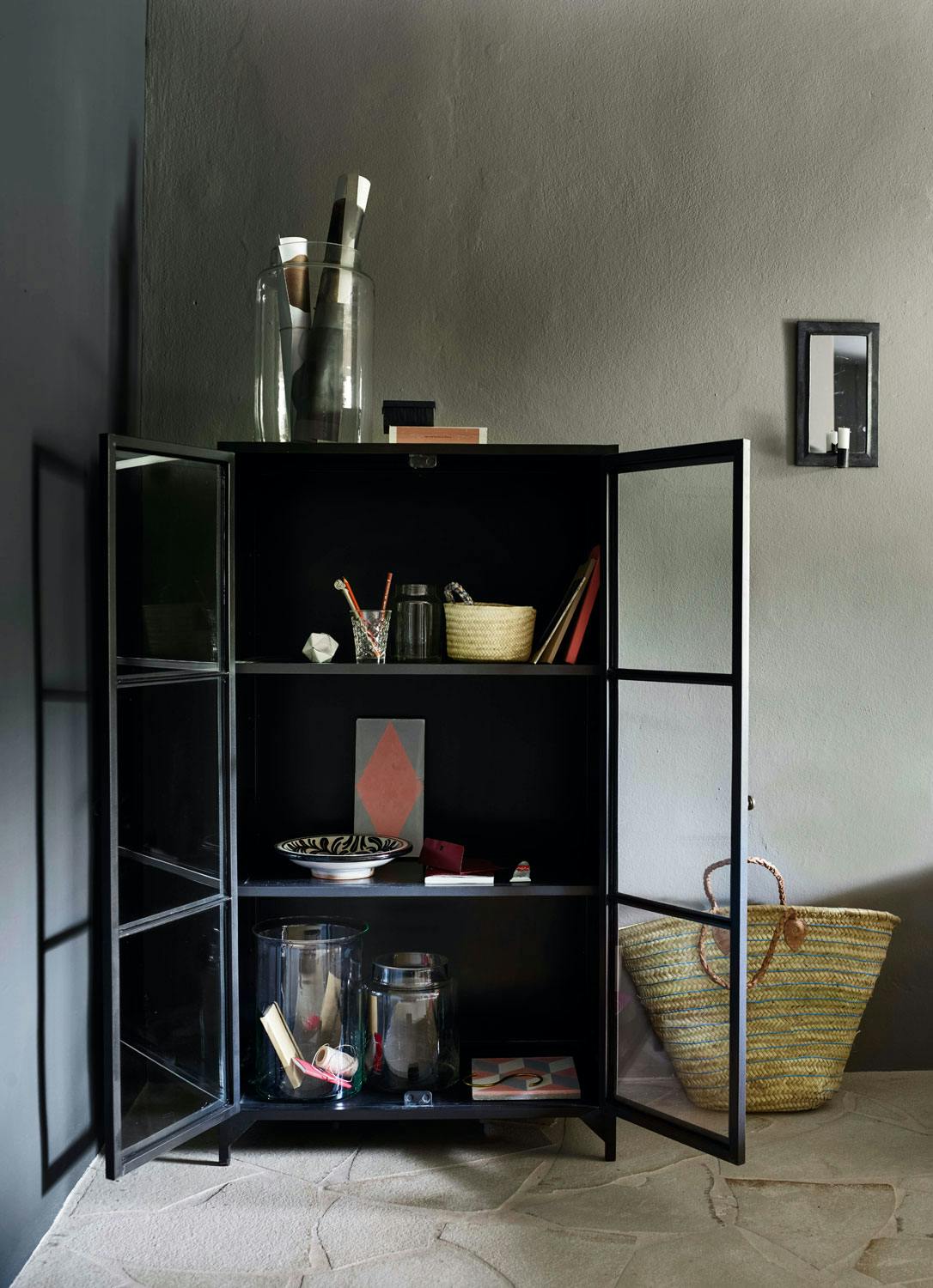 Svart metall vitrineskap