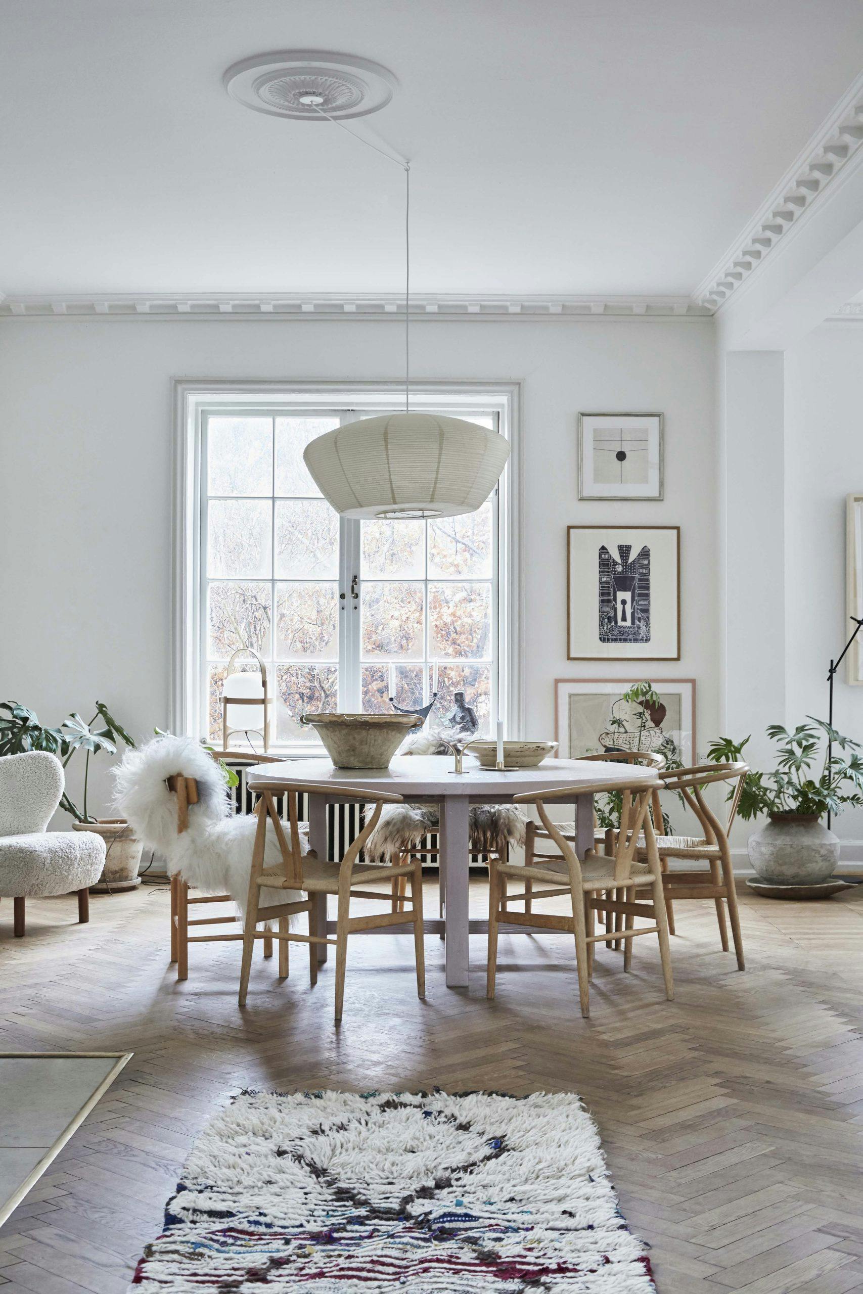 byrielbom211001 Spisebord i sart rosa