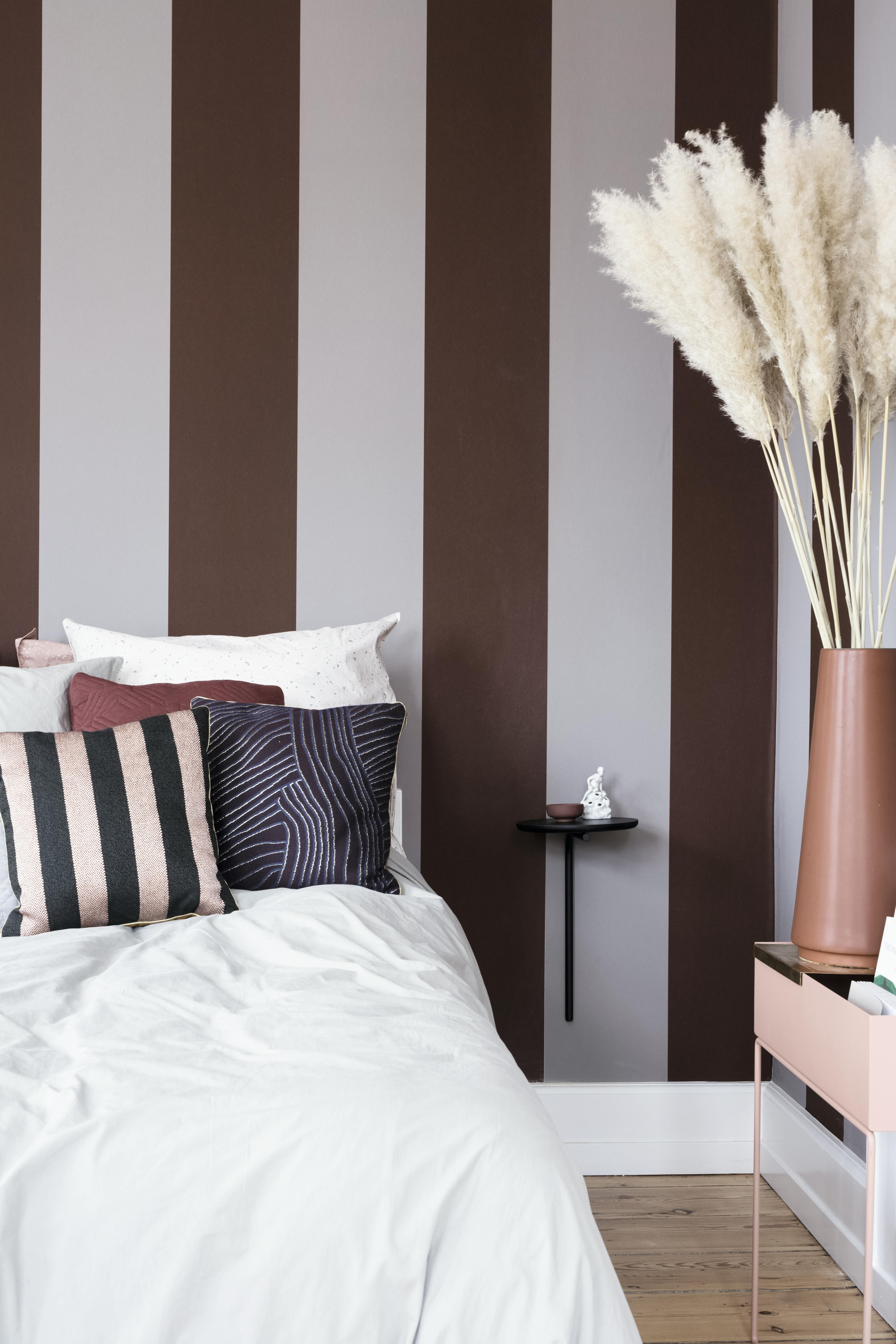 tapet med brede striper til soverom