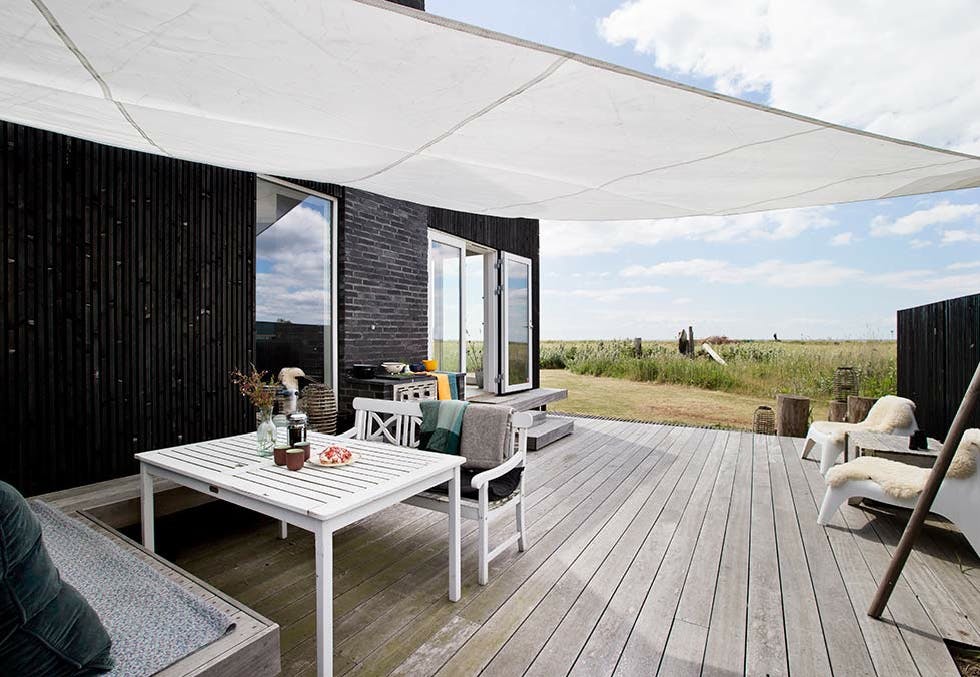 Solseil på terrassen gir mulighet til å få skygge over spiseplassen på en enkel måte. 