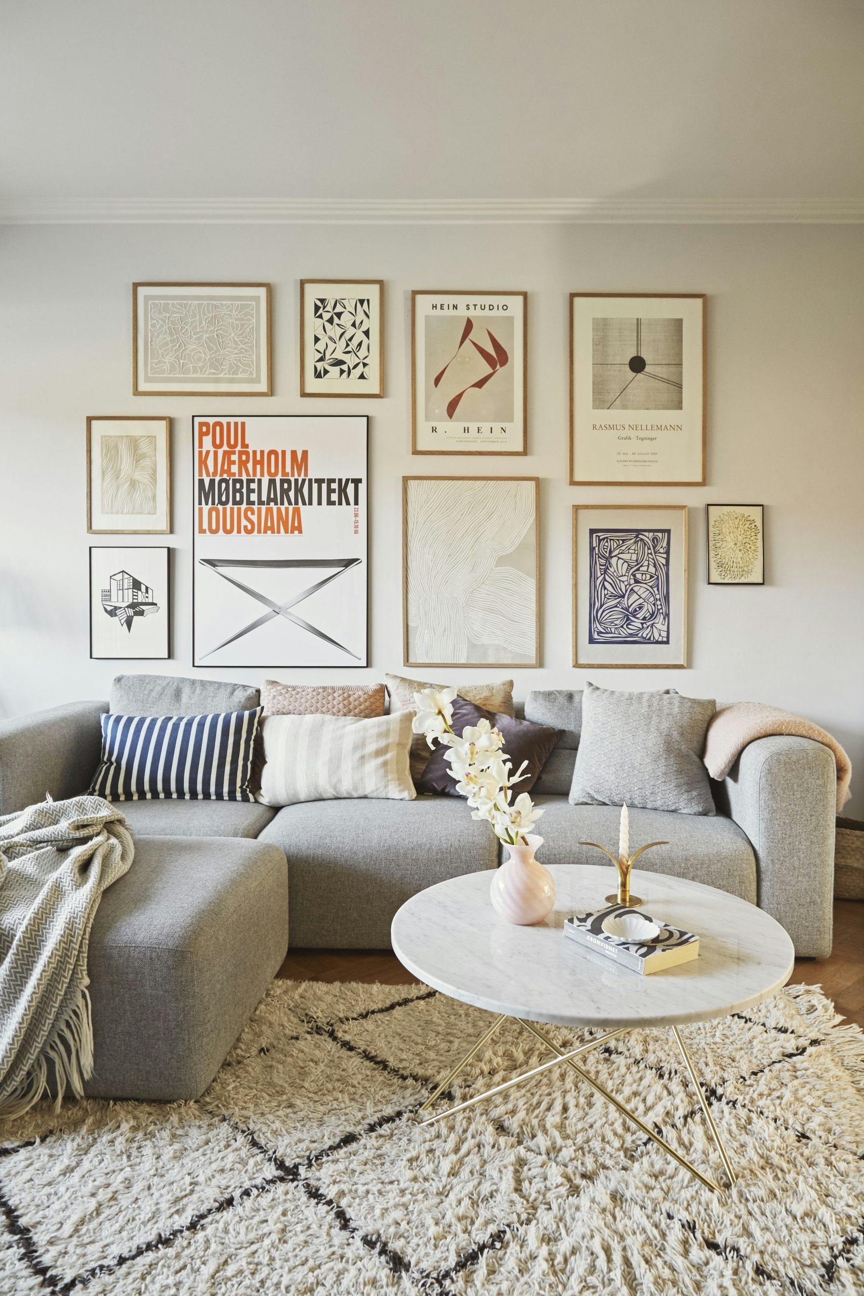 Billedvæg i stuen og vintagevase fra Murano