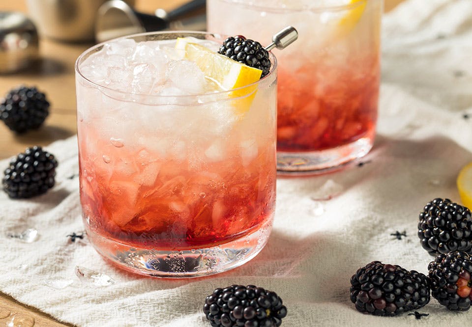 Gin-cocktail med bjørnebær