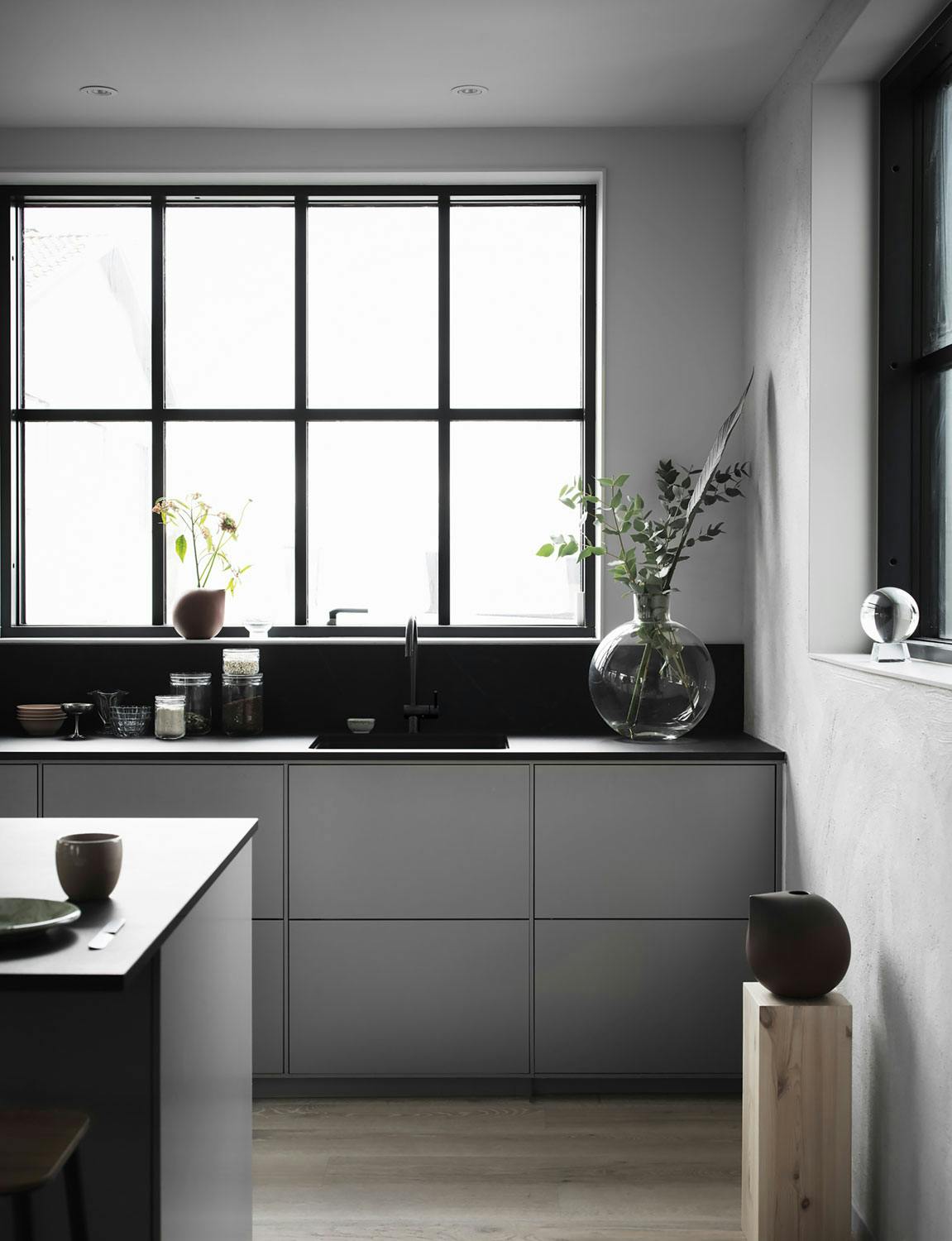 Grått på grått moderne kjøkken