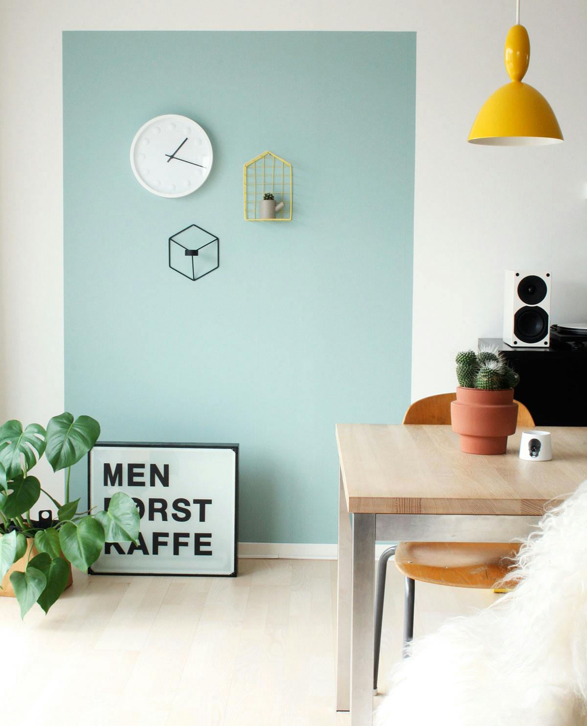 Den hvite veggen ble mye morsommere med et fargefelt malt i fargen Lofoten fra Fargerike. Lysboksen med bokstaver er DIY.