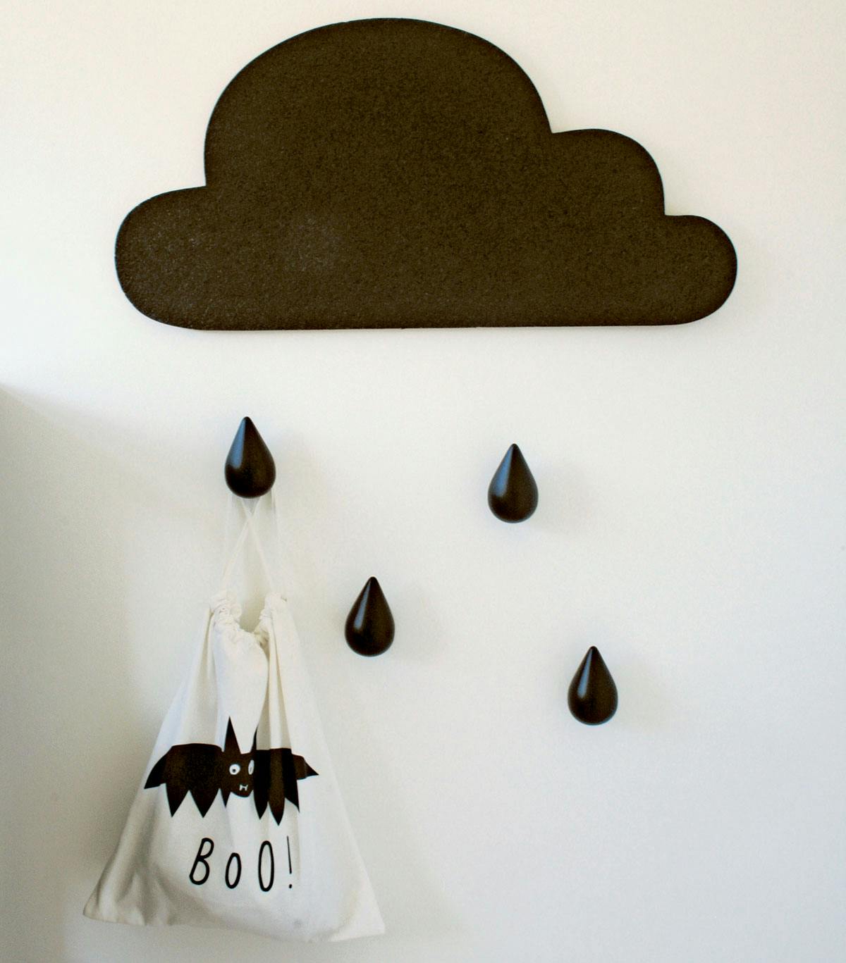 Familien har laget sin egen versjon av skyen i kork fra Sne design med dråper fra Normann Copenhagen.