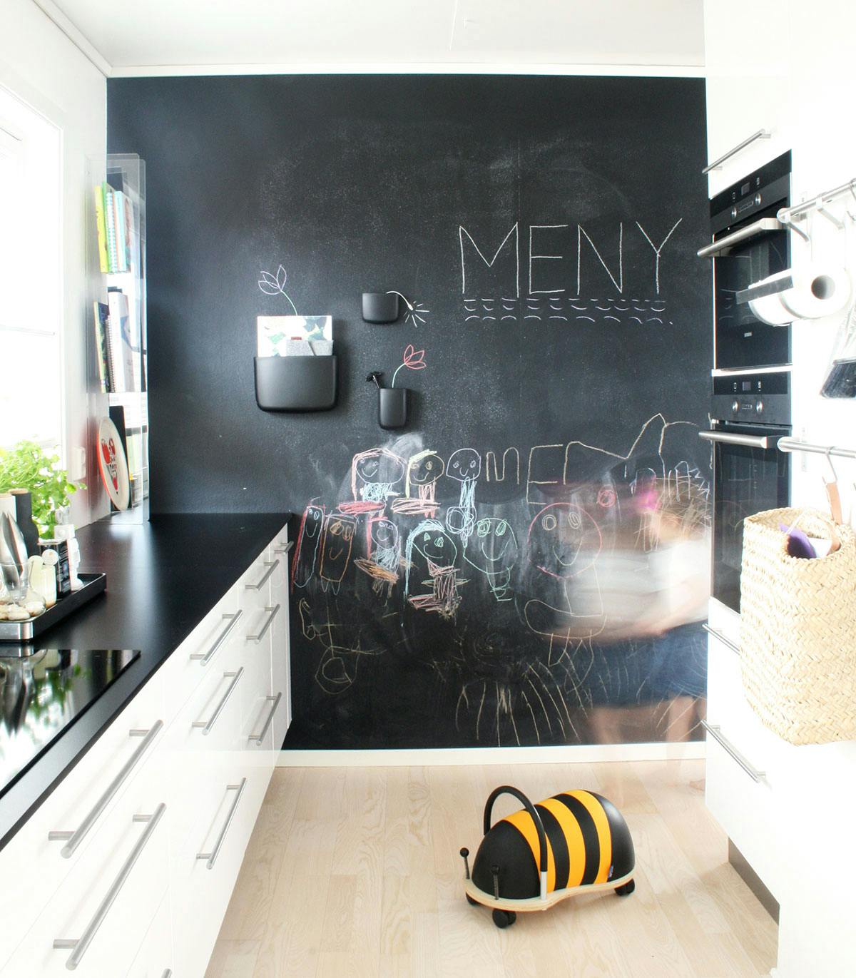 Tavleveggen på kjøkkenet bruker familien daglig til å skrive opp ukens middagsmeny på og som tegneark. 