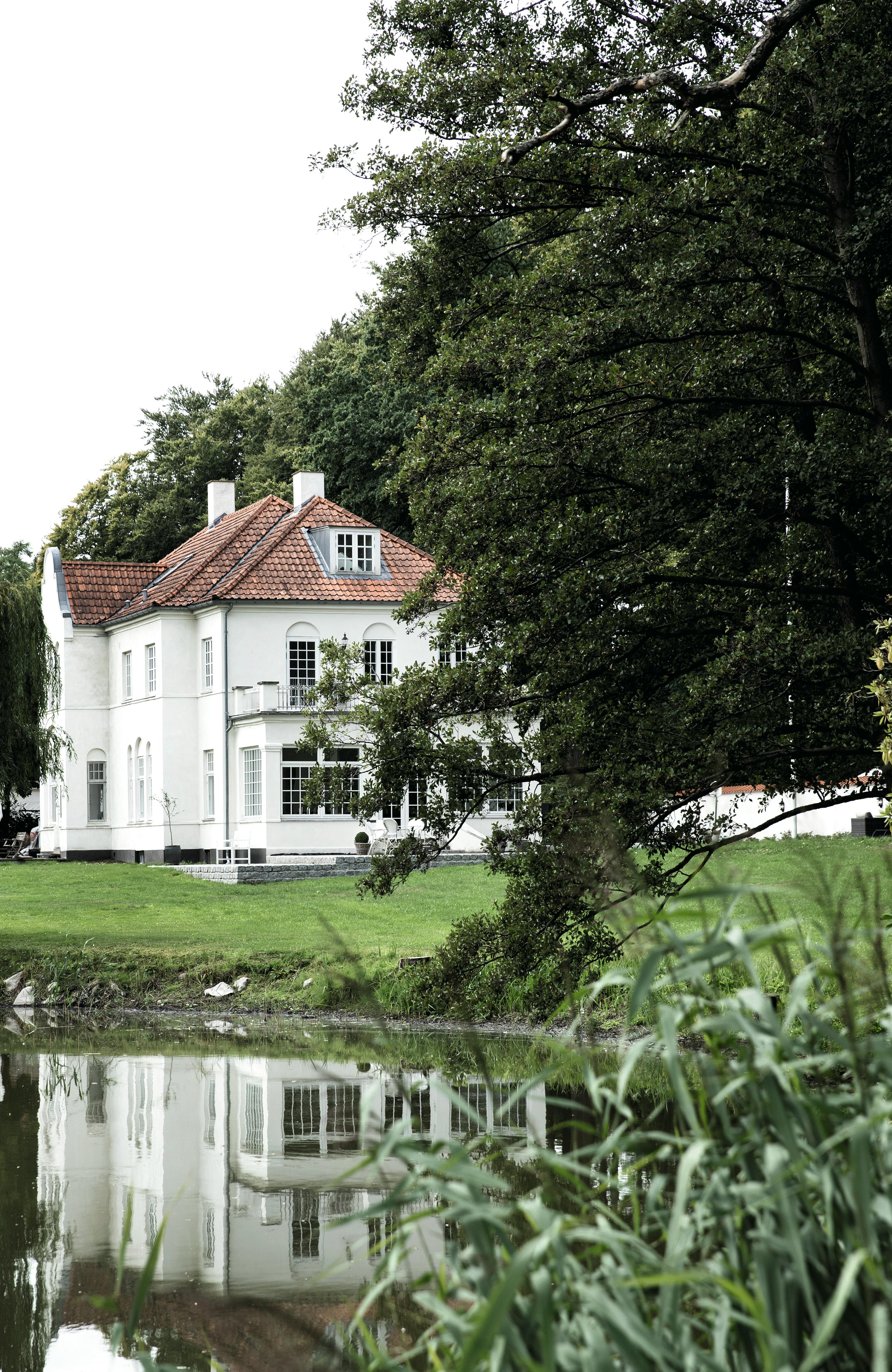 mursteinsvilla med egen innsjø