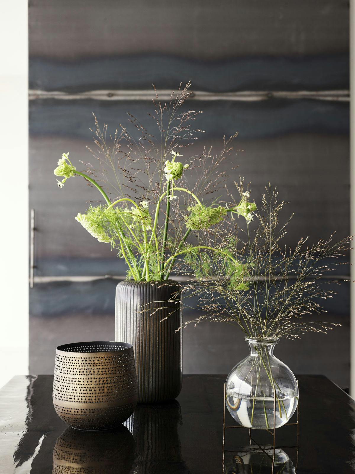 Naturlig pynt med strå og blomster