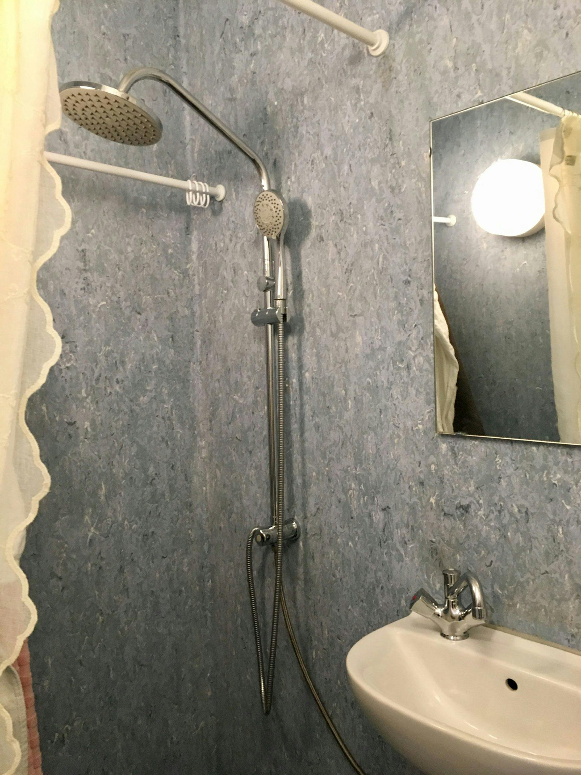 Bruseniche i blåt linoleum