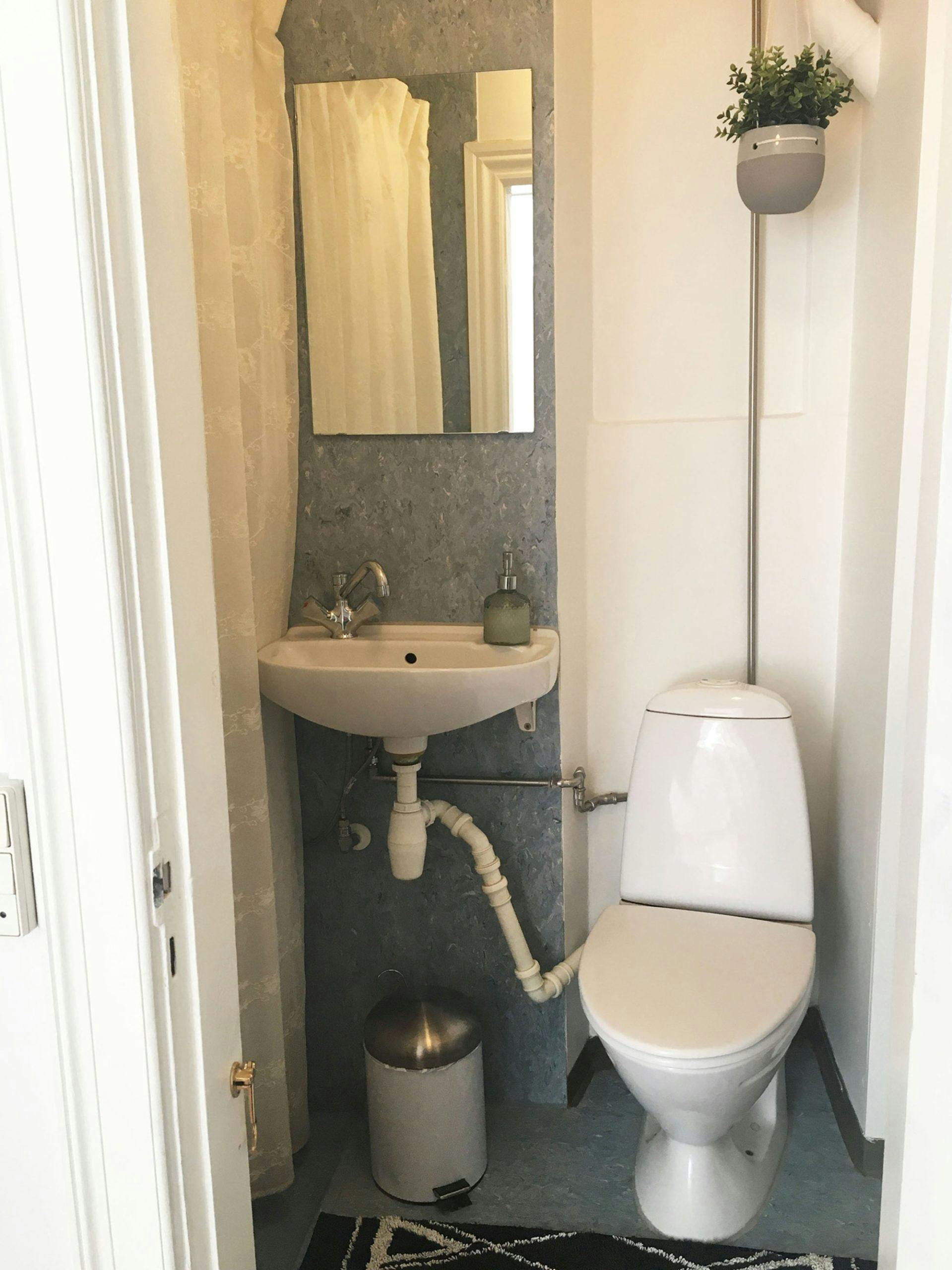 Badeværelse i blåt linoleum