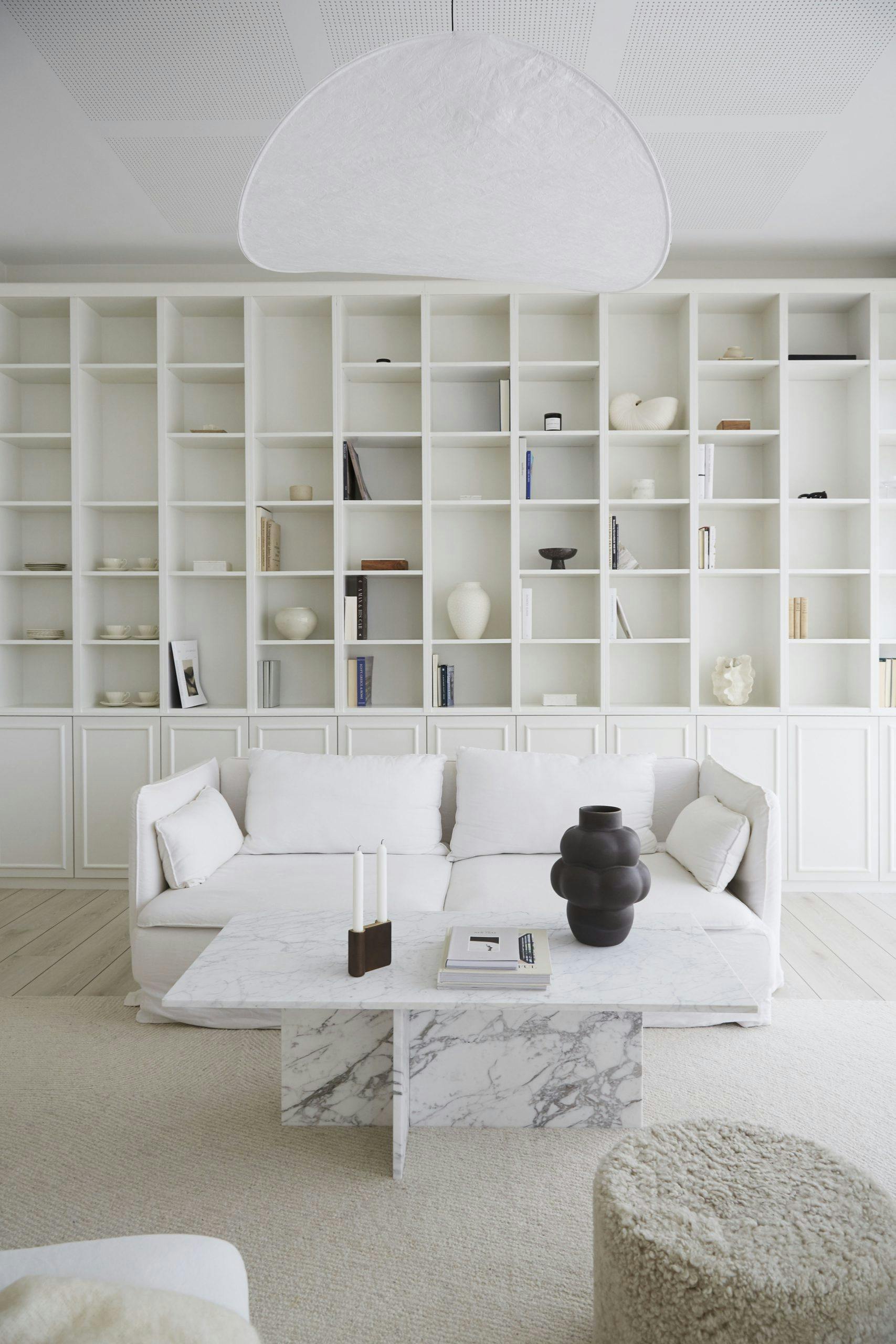 stue med stor bokhylle