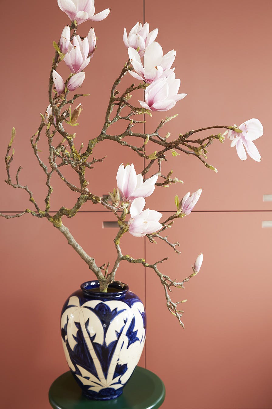 kokkenmakeover220602 Blå keramikkvase