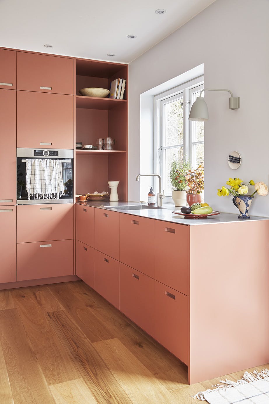 kokkenmakeover220604 Kjøkken med rosa fronter