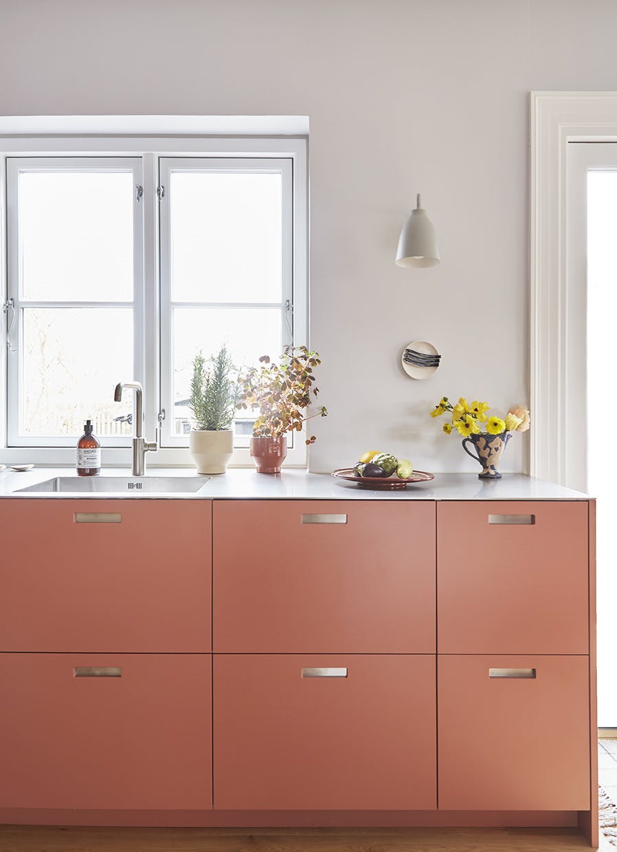 kokkenmakeover220605 Kjøkken i fargen rosa med stålbordplate