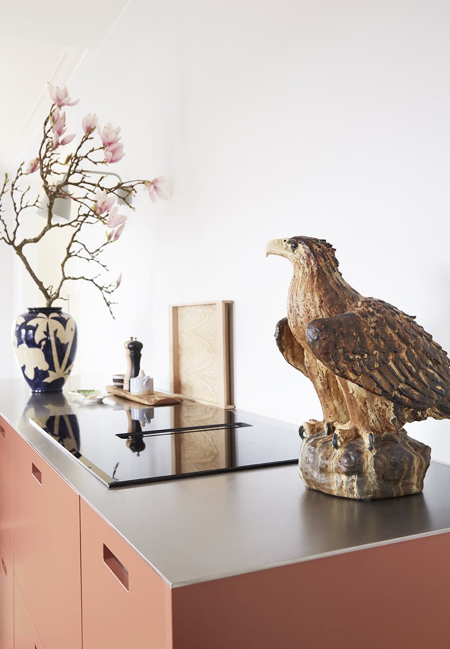 kokkenmakeover220606 vAj0JvYrbz8Ea1 Rosa kjøkkenfronter med stålbenk